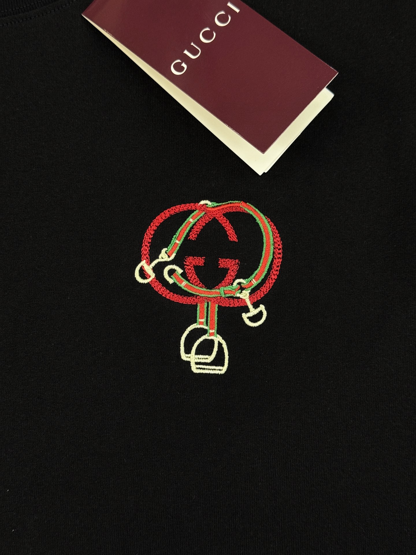 。🌾 Gucci马年刺绣短袖🆕26sGucci马年主题短袖，采用柔软棉质，穿着舒适透气。正面双G标志+马