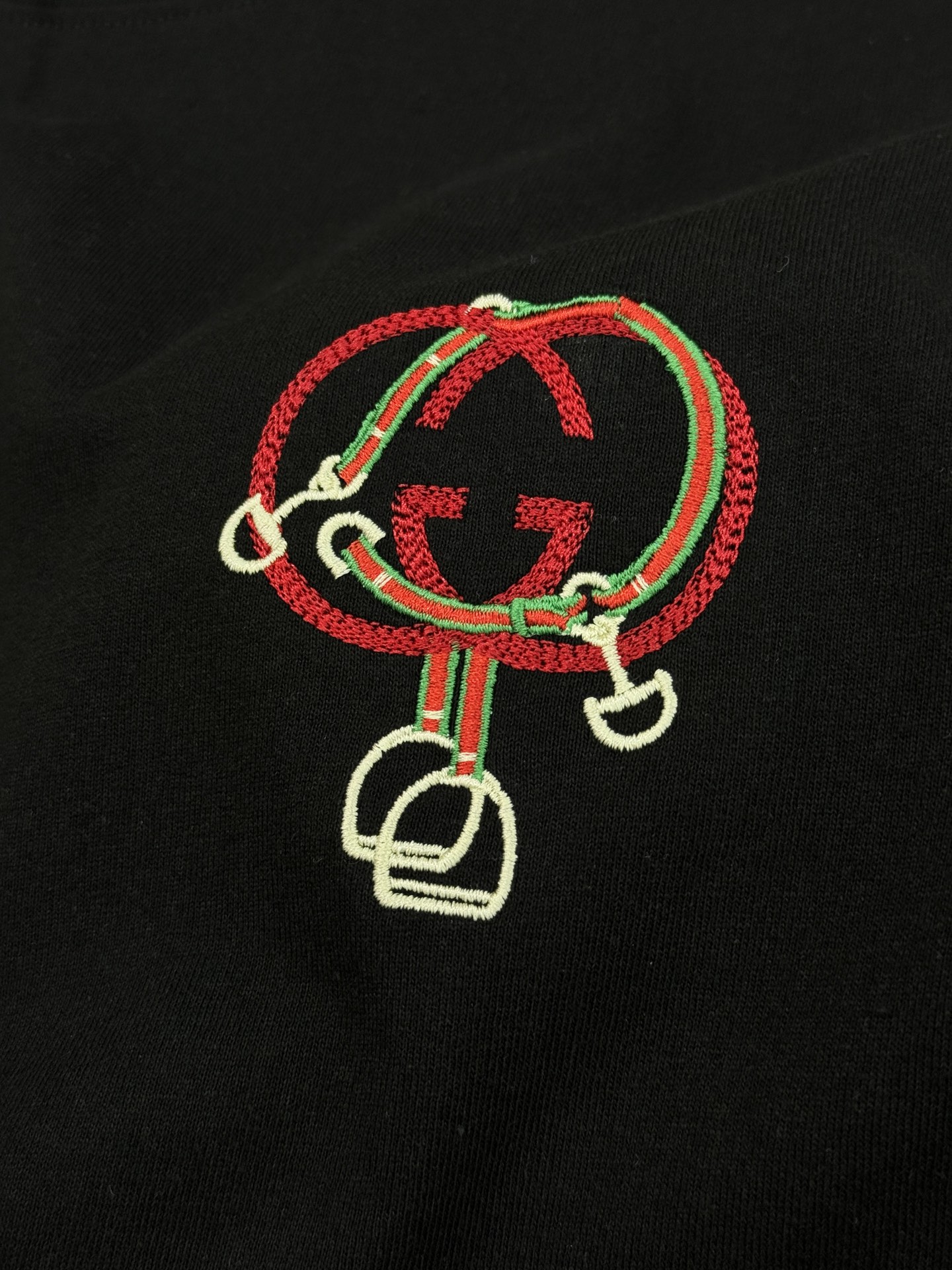 。🌾 Gucci马年刺绣短袖🆕26sGucci马年主题短袖，采用柔软棉质，穿着舒适透气。正面双G标志+马