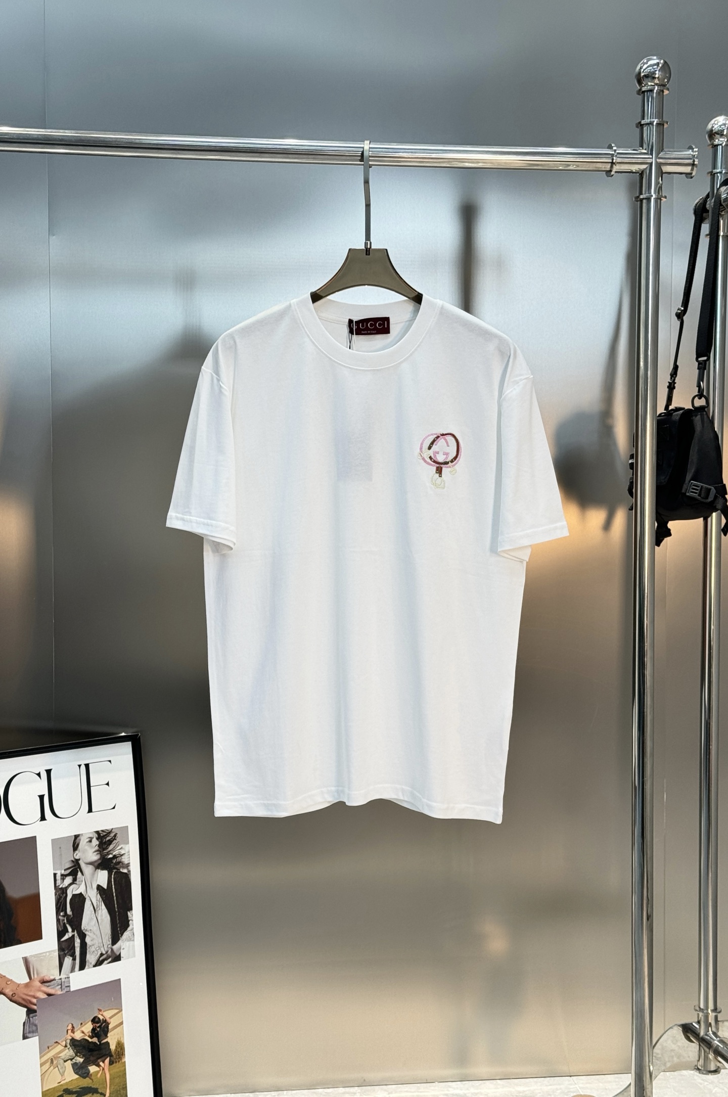 。🌾 Gucci马年刺绣短袖🆕26sGucci马年主题短袖，采用柔软棉质，穿着舒适透气。正面双G标志+马