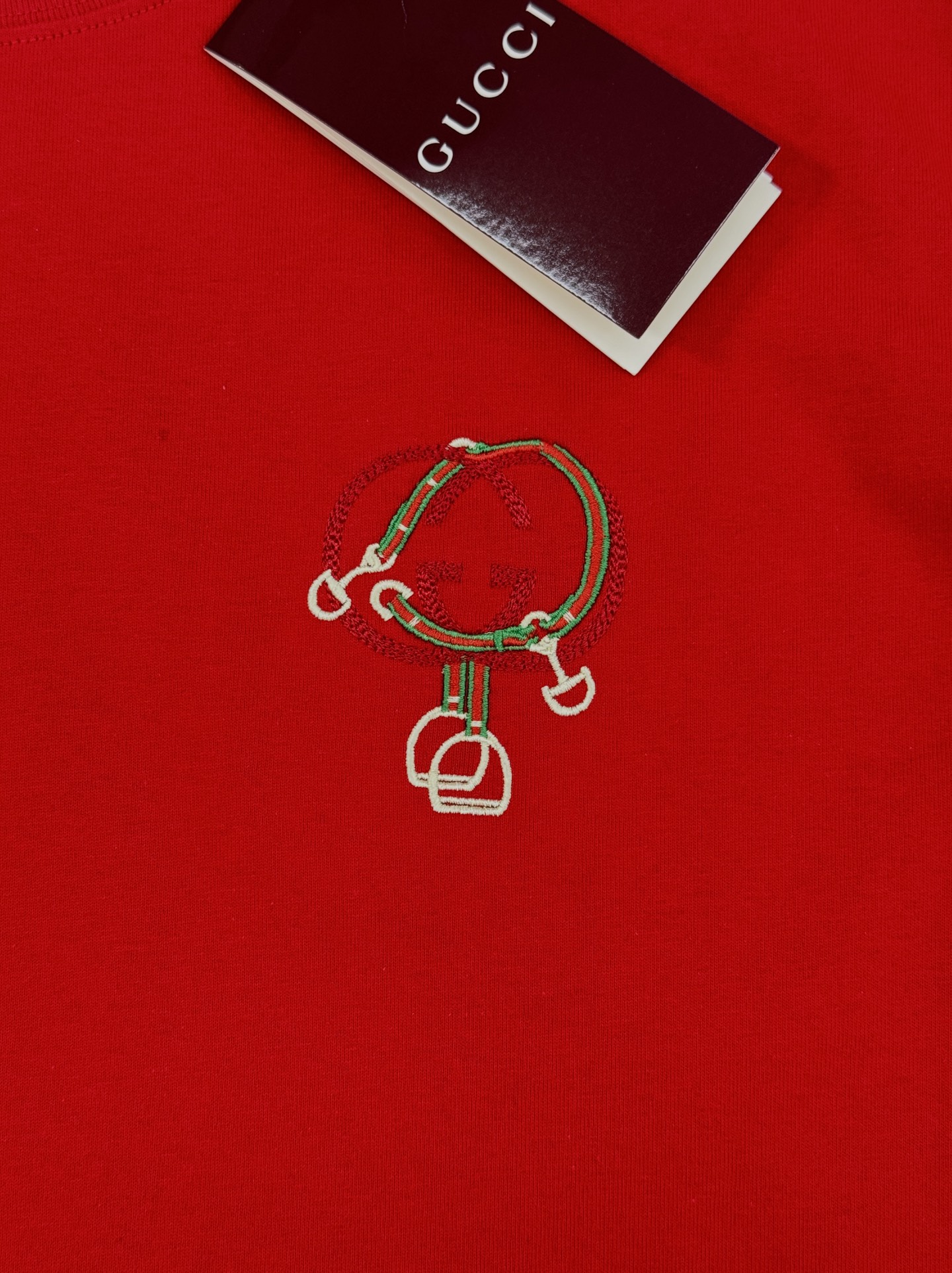 。🌾 Gucci马年刺绣短袖🆕26sGucci马年主题短袖，采用柔软棉质，穿着舒适透气。正面双G标志+马