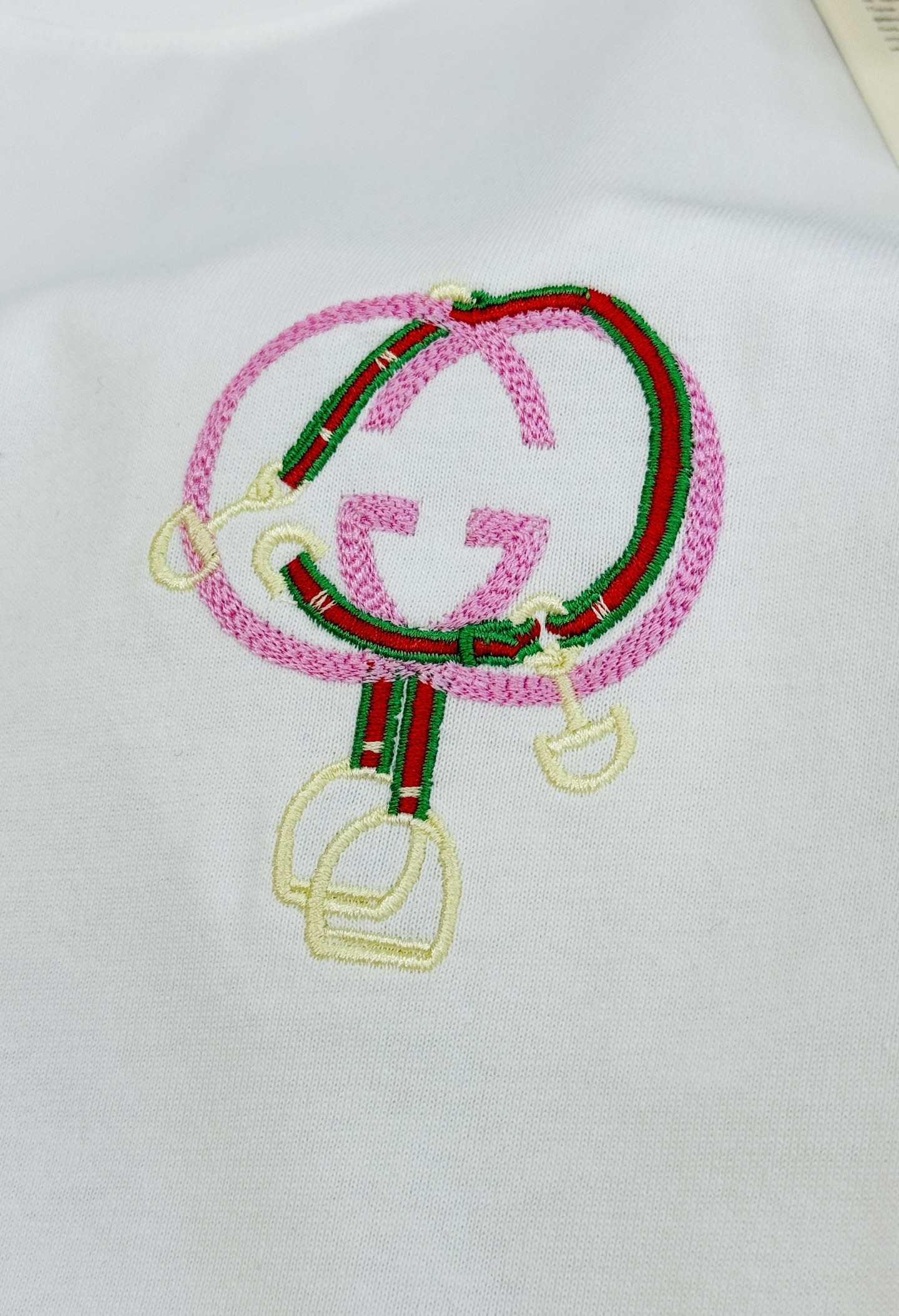 。🌾 Gucci马年刺绣短袖🆕26sGucci马年主题短袖，采用柔软棉质，穿着舒适透气。正面双G标志+马