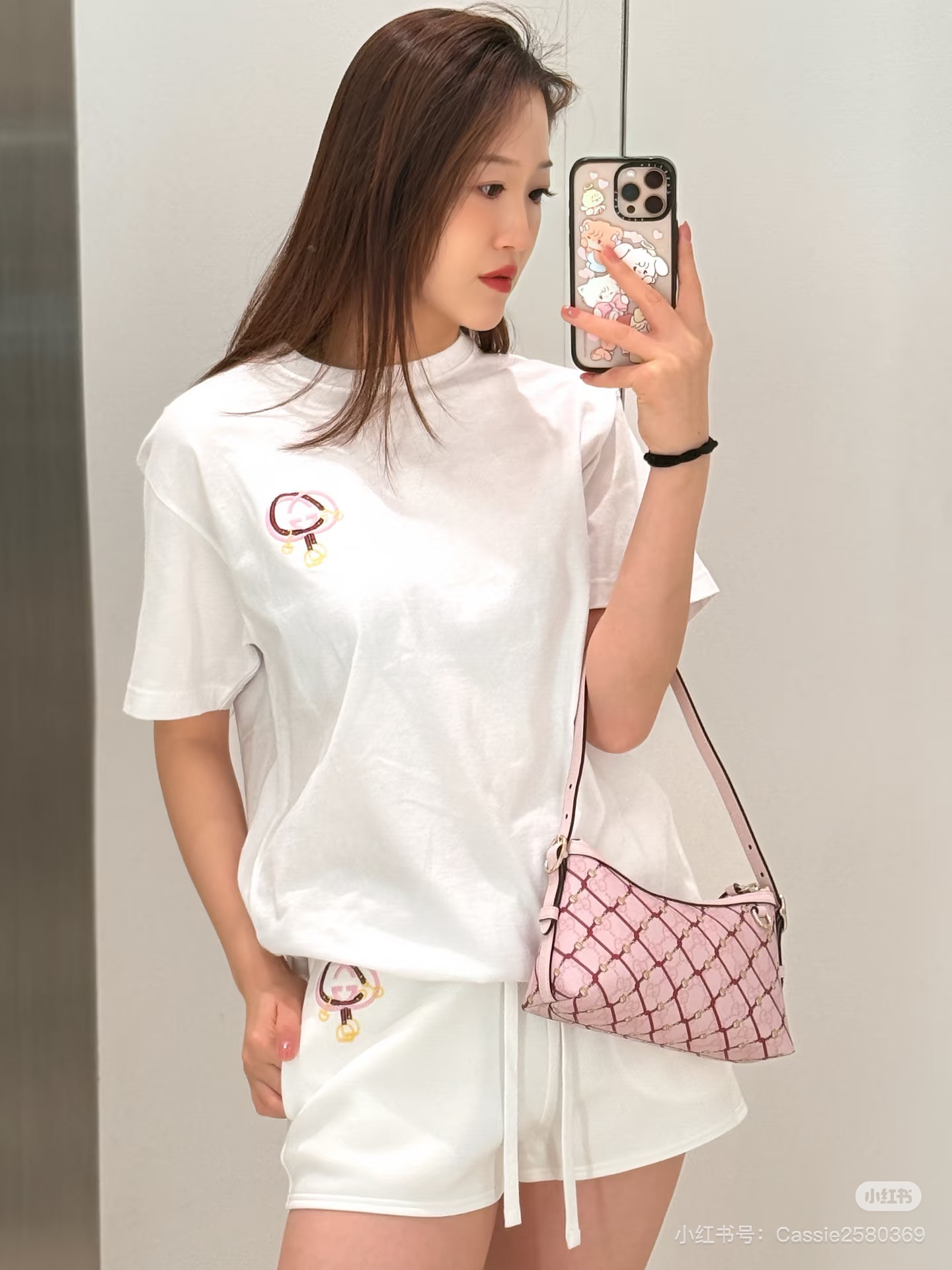 。🌾 Gucci马年刺绣短袖🆕26sGucci马年主题短袖，采用柔软棉质，穿着舒适透气。正面双G标志+马