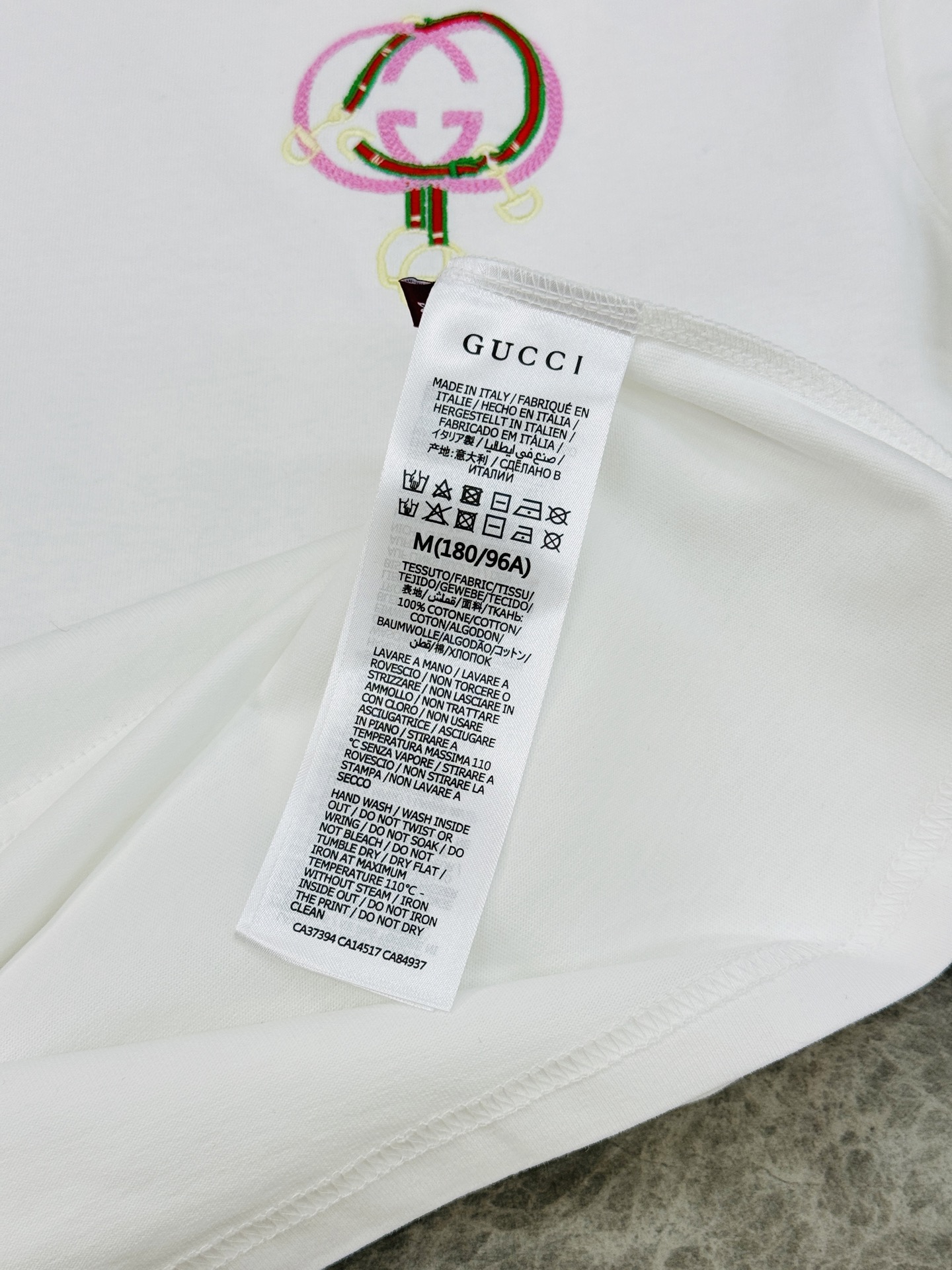 。🌾 Gucci马年刺绣短袖🆕26sGucci马年主题短袖，采用柔软棉质，穿着舒适透气。正面双G标志+马