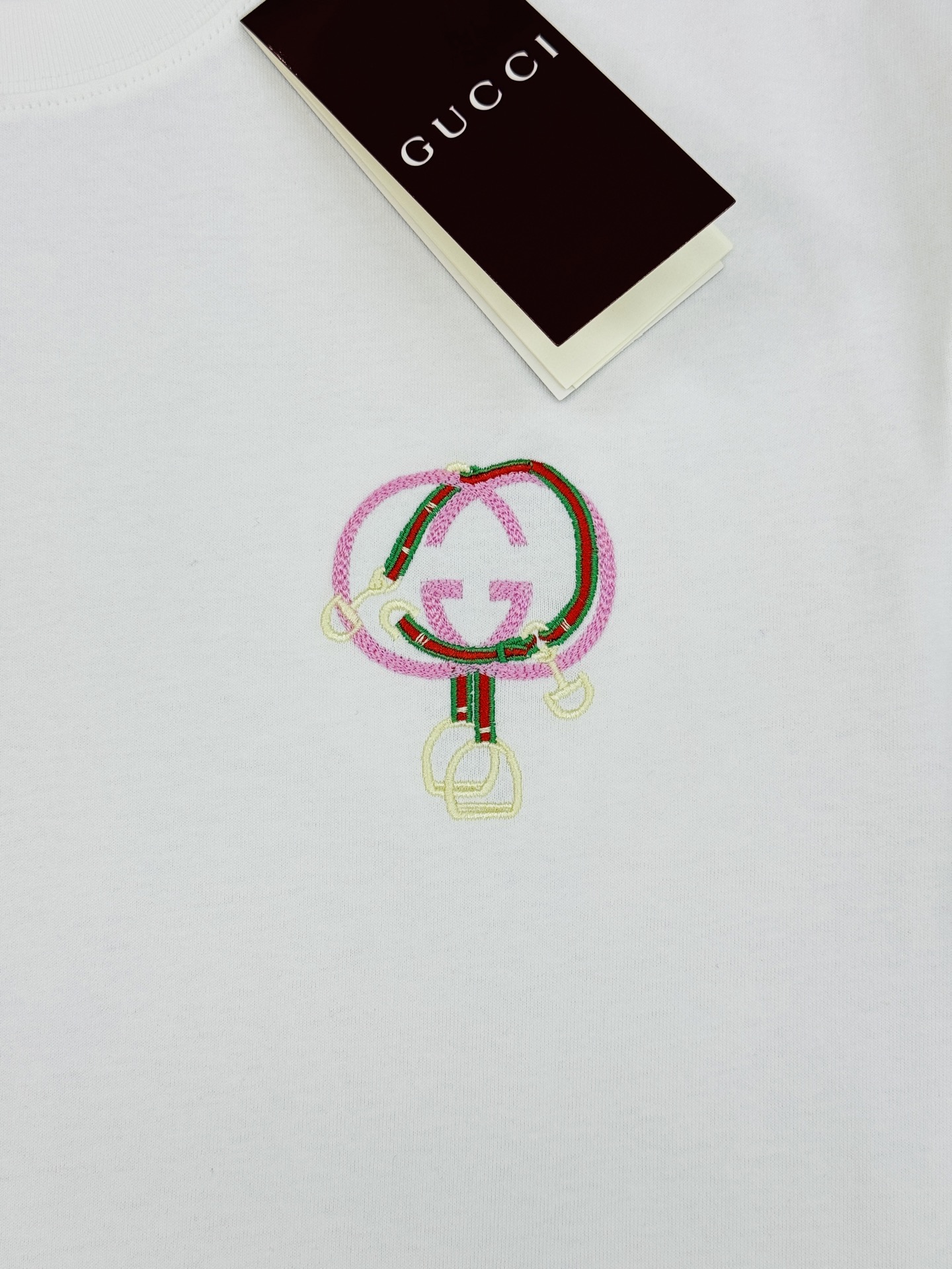 。🌾 Gucci马年刺绣短袖🆕26sGucci马年主题短袖，采用柔软棉质，穿着舒适透气。正面双G标志+马