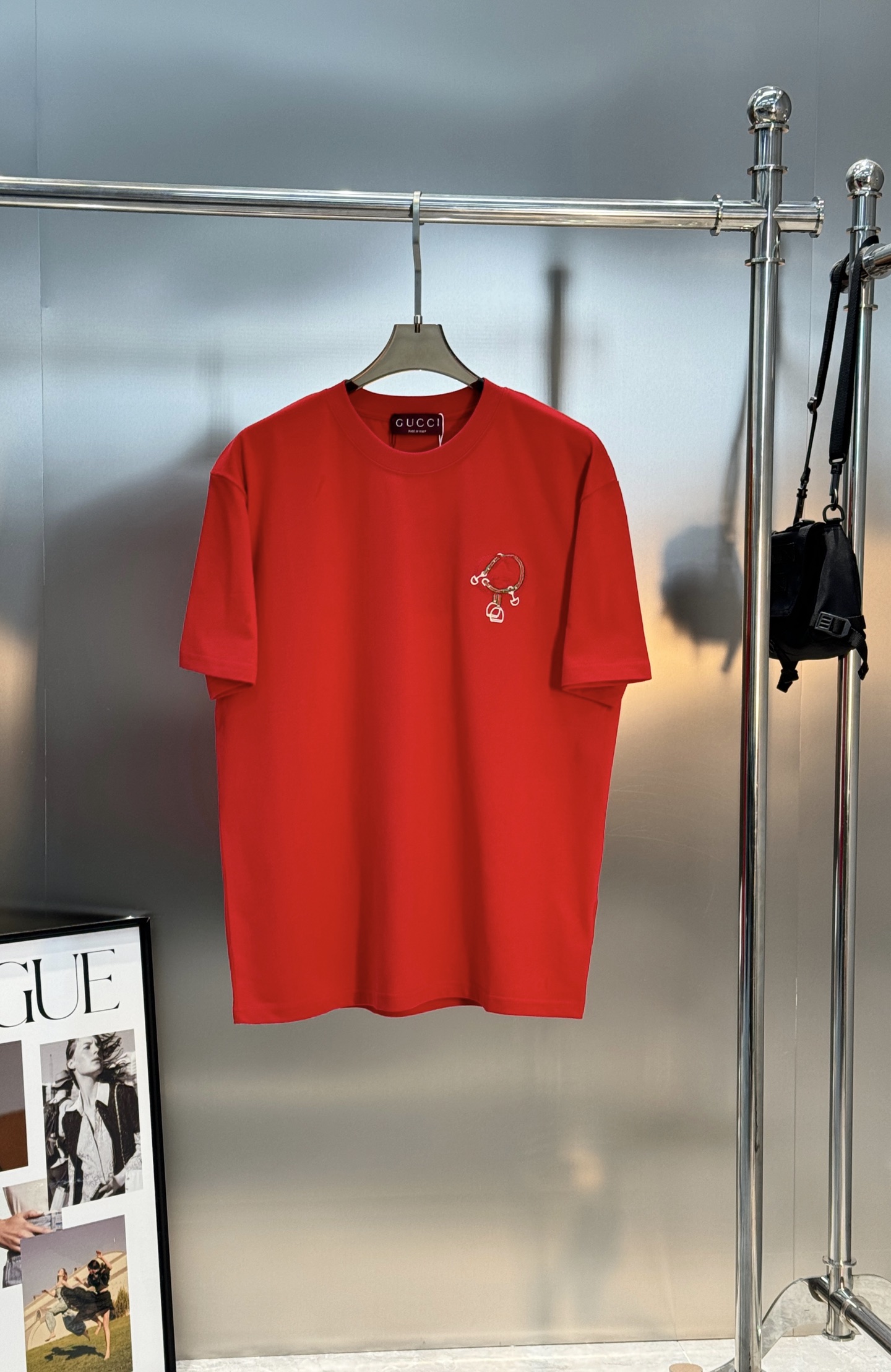 。🌾 Gucci马年刺绣短袖🆕26sGucci马年主题短袖，采用柔软棉质，穿着舒适透气。正面双G标志+马