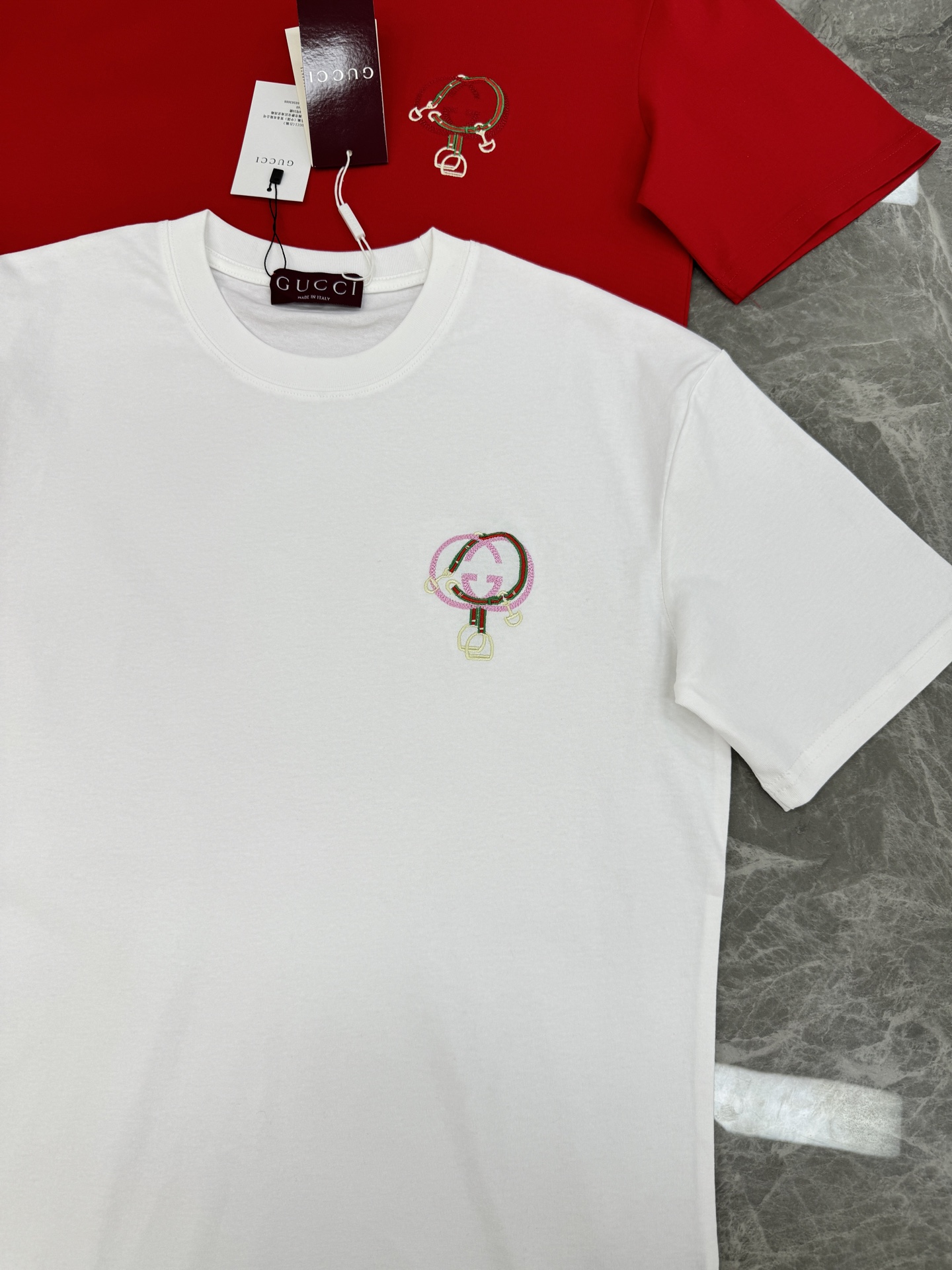 。🌾 Gucci马年刺绣短袖🆕26sGucci马年主题短袖，采用柔软棉质，穿着舒适透气。正面双G标志+马