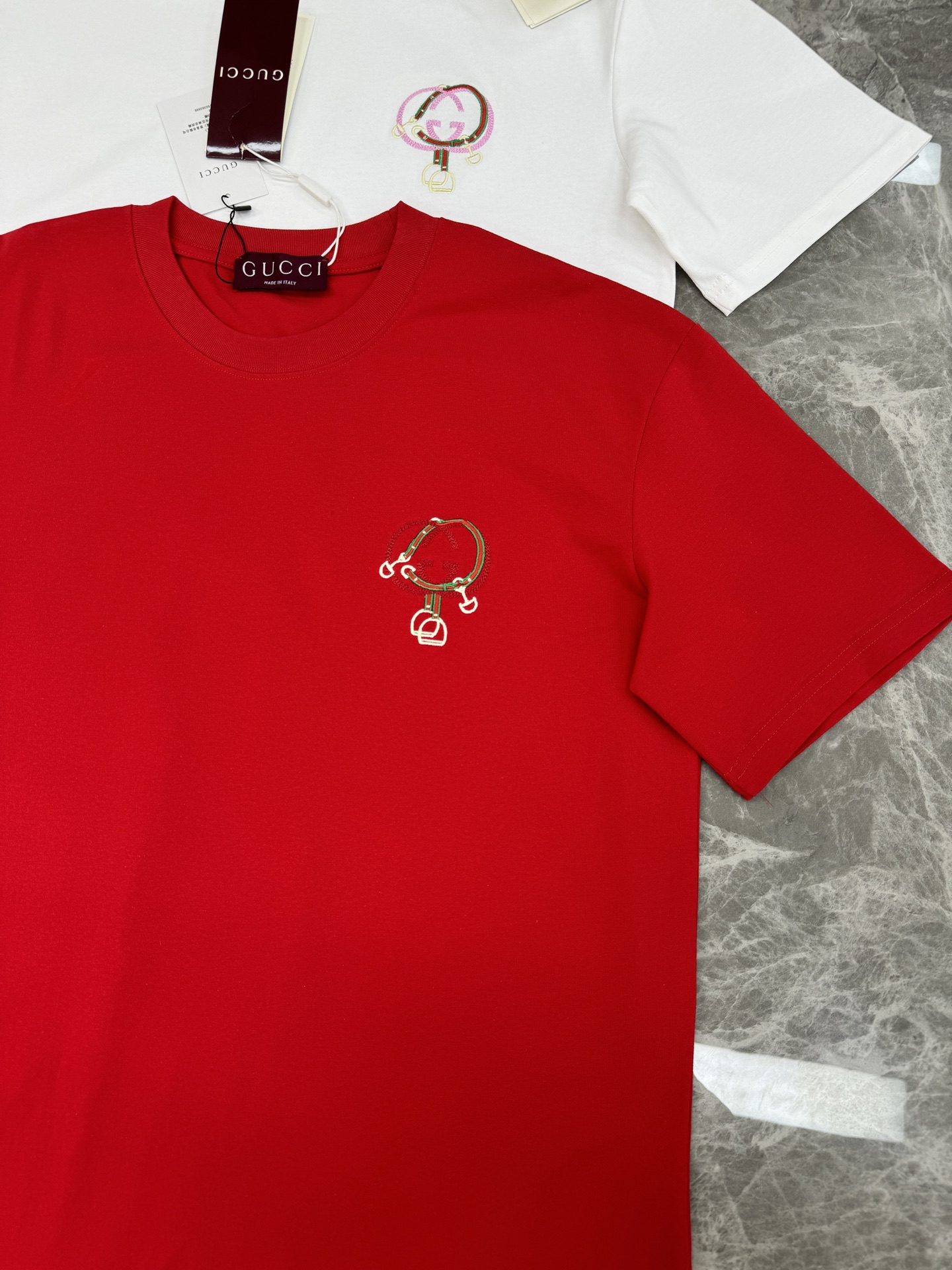 。🌾 Gucci马年刺绣短袖🆕26sGucci马年主题短袖，采用柔软棉质，穿着舒适透气。正面双G标志+马
