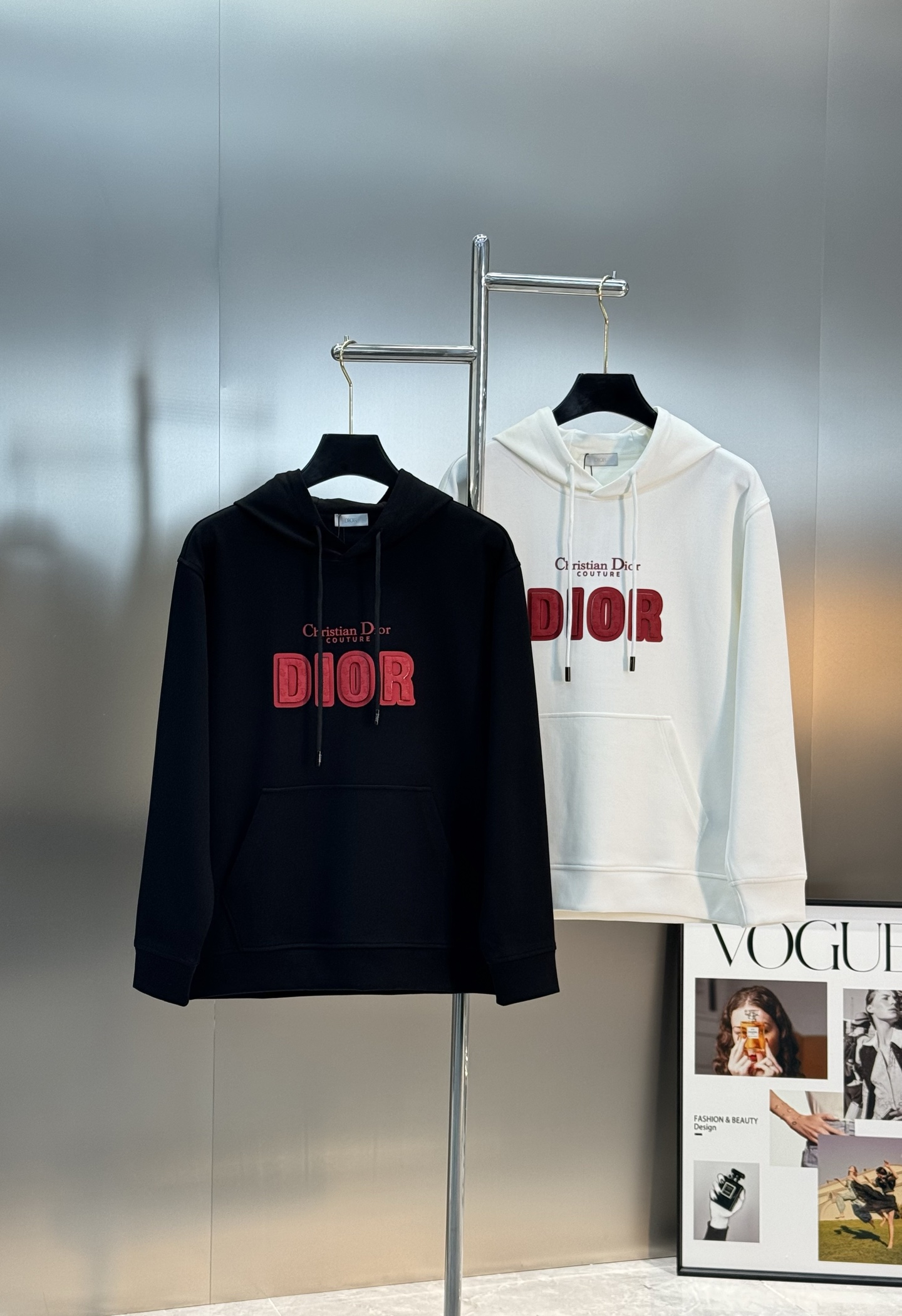 Dior迪奥新款连帽卫衣，超舒适的天丝面料.柔软棉质面料，穿着舒适又保暖。正面红色“DIOR”+“Chr