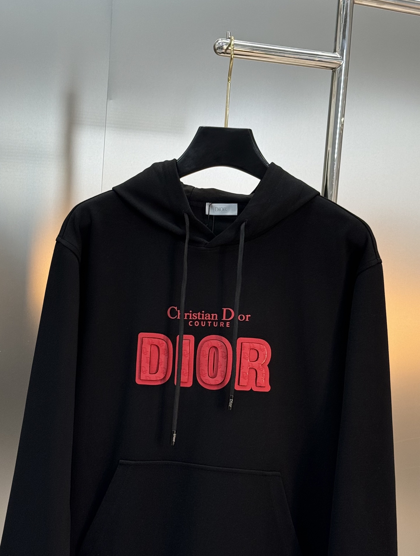 Dior迪奥新款连帽卫衣，超舒适的天丝面料.柔软棉质面料，穿着舒适又保暖。正面红色“DIOR”+“Chr