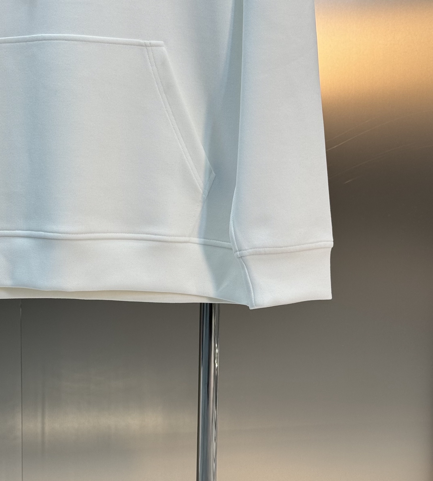 Dior迪奥新款连帽卫衣，超舒适的天丝面料.柔软棉质面料，穿着舒适又保暖。正面红色“DIOR”+“Chr