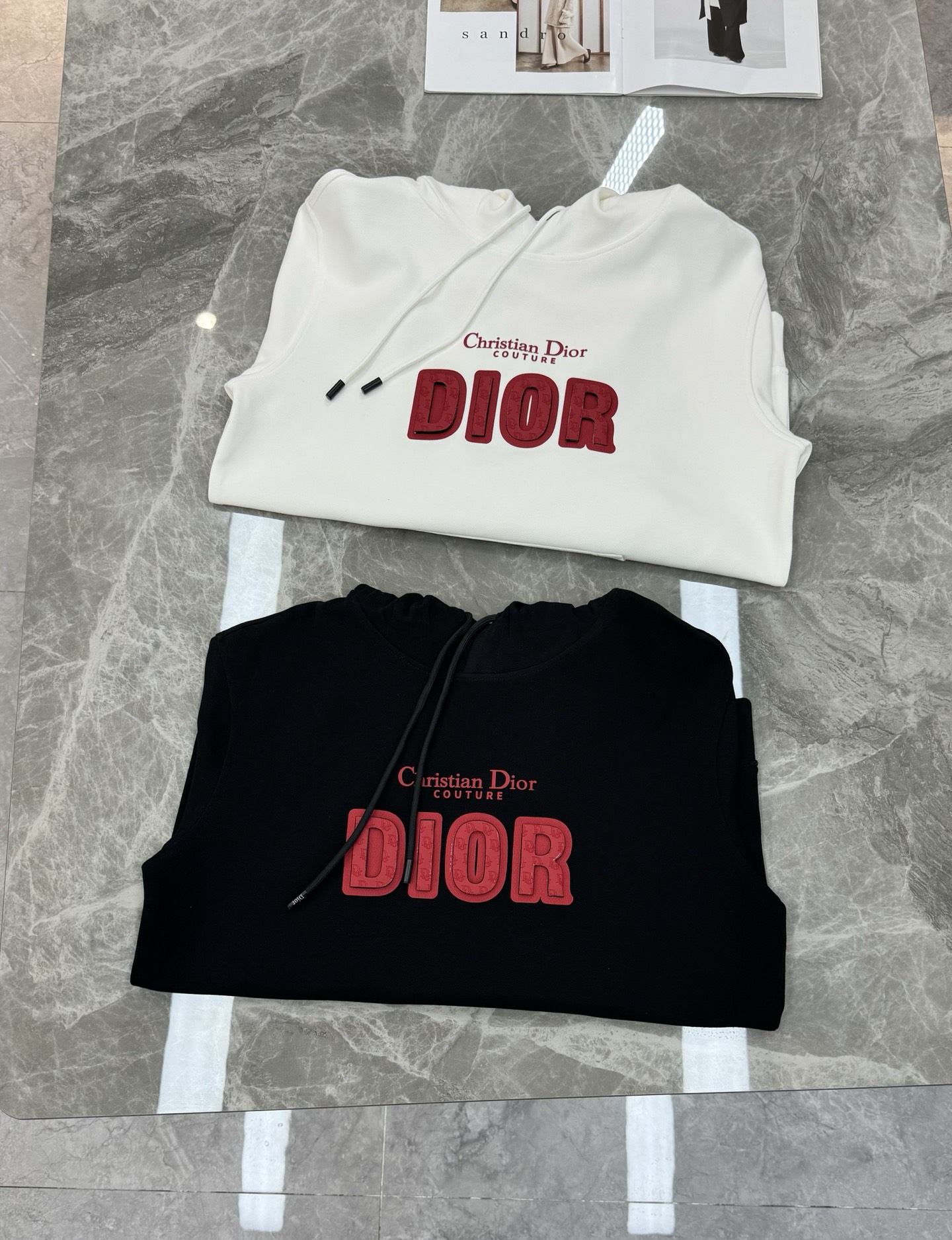 Dior迪奥新款连帽卫衣，超舒适的天丝面料.柔软棉质面料，穿着舒适又保暖。正面红色“DIOR”+“Chr