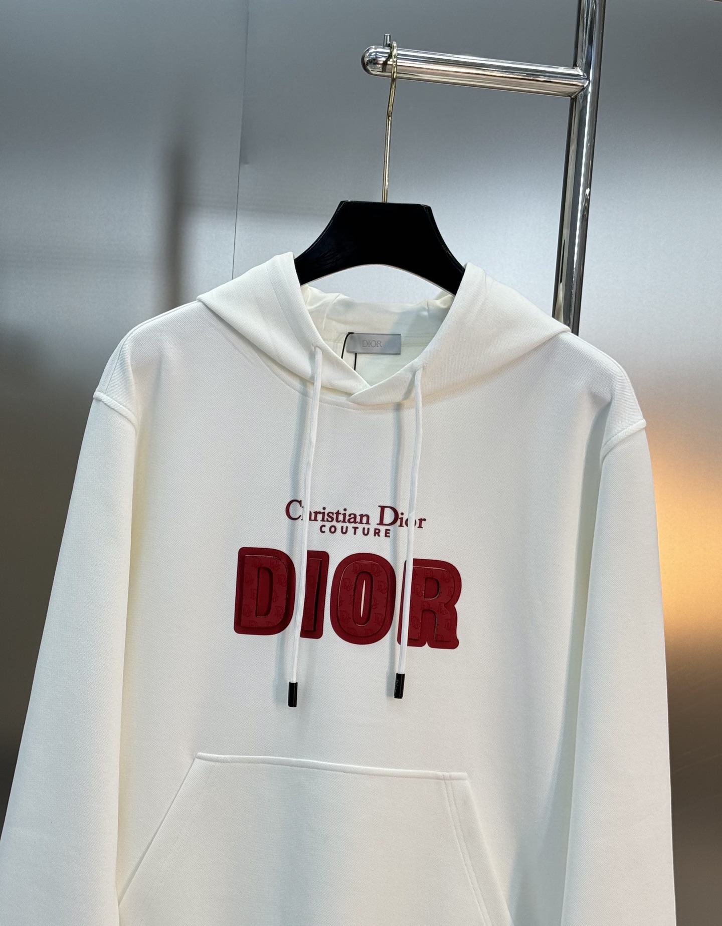 Dior迪奥新款连帽卫衣，超舒适的天丝面料.柔软棉质面料，穿着舒适又保暖。正面红色“DIOR”+“Chr