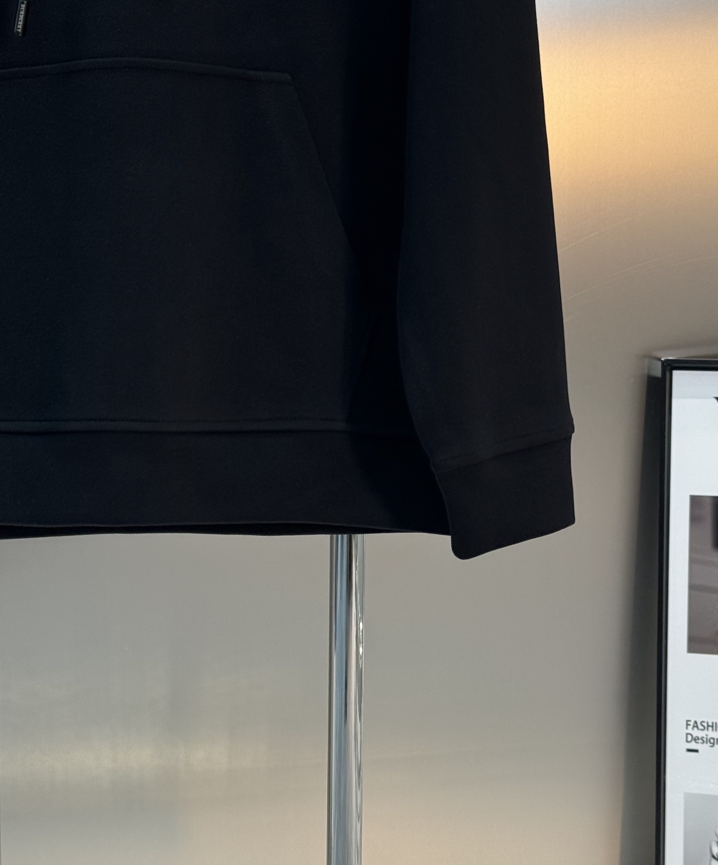 Burberry巴宝莉连帽卫衣，男女同款！柔软棉质面料，穿着舒适又透气!正面红色品牌字母+火焰色彩图案，