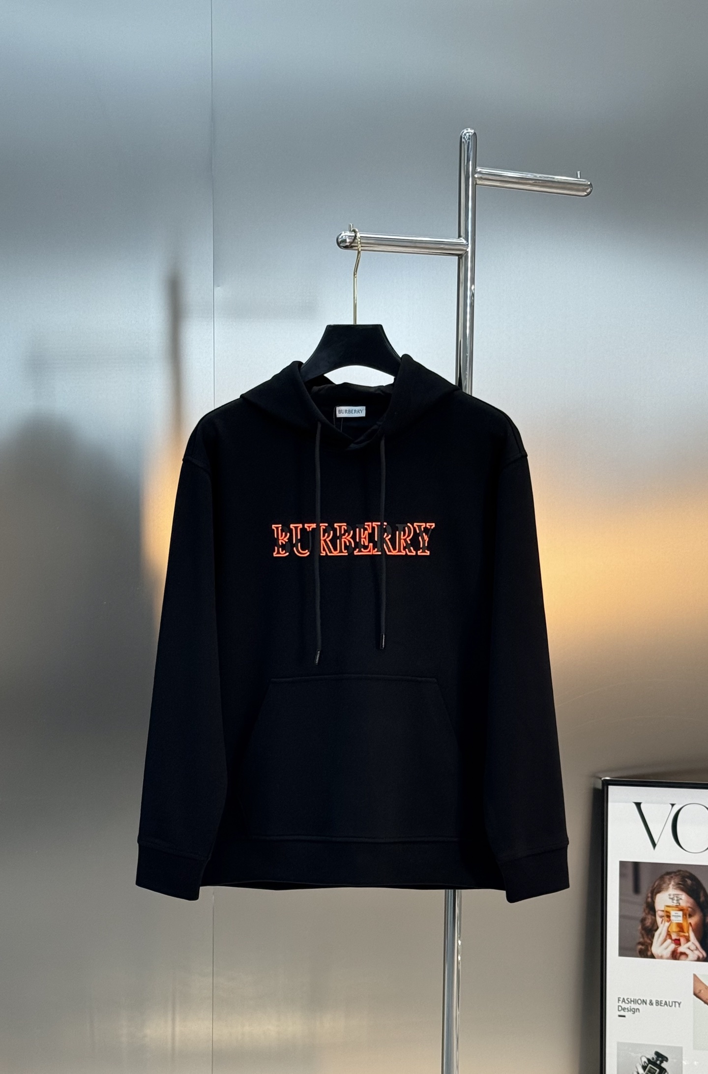 Burberry巴宝莉连帽卫衣，男女同款！柔软棉质面料，穿着舒适又透气!正面红色品牌字母+火焰色彩图案，