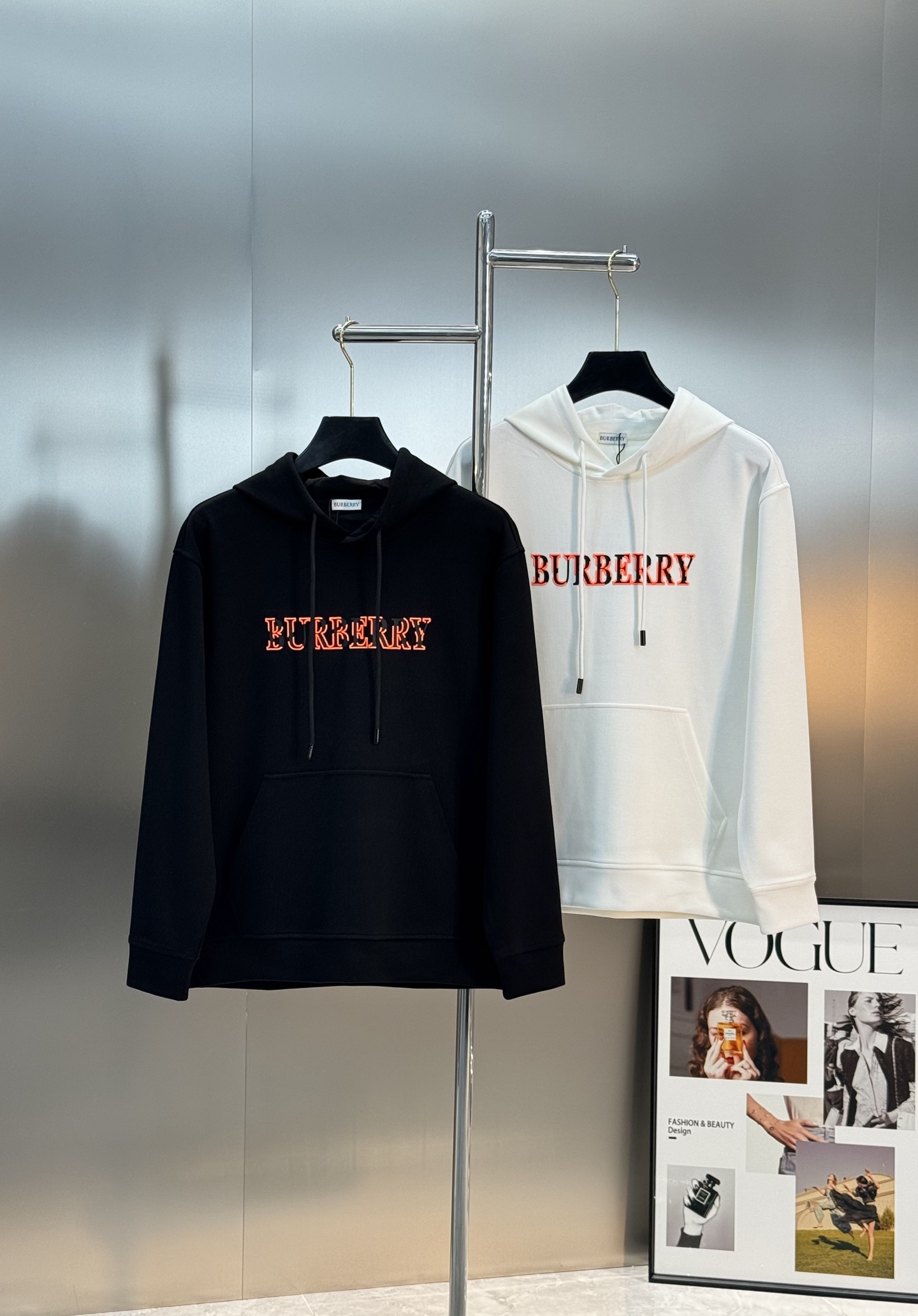 Burberry巴宝莉连帽卫衣，男女同款！柔软棉质面料，穿着舒适又透气!正面红色品牌字母+火焰色彩图案，