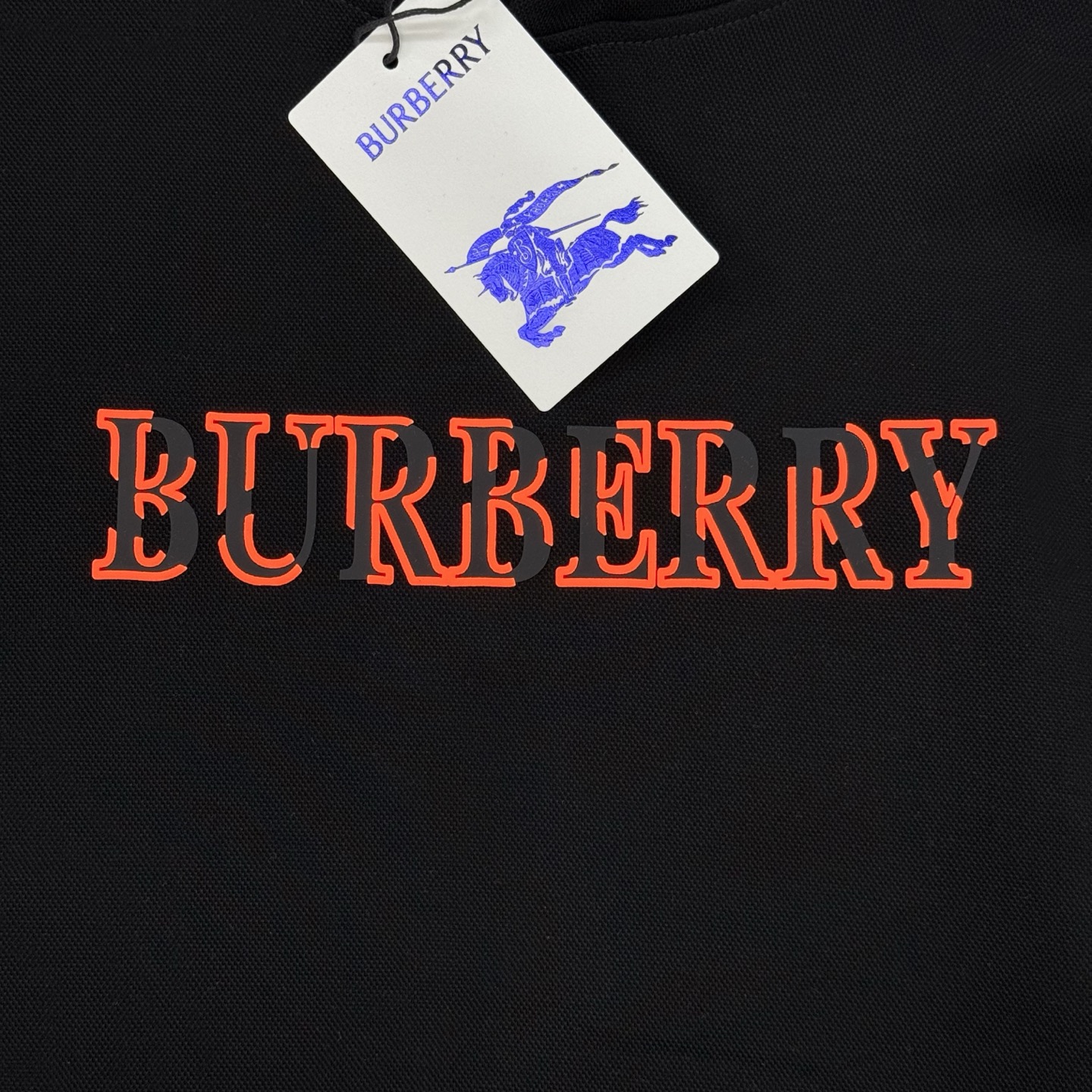 Burberry巴宝莉连帽卫衣，男女同款！柔软棉质面料，穿着舒适又透气!正面红色品牌字母+火焰色彩图案，