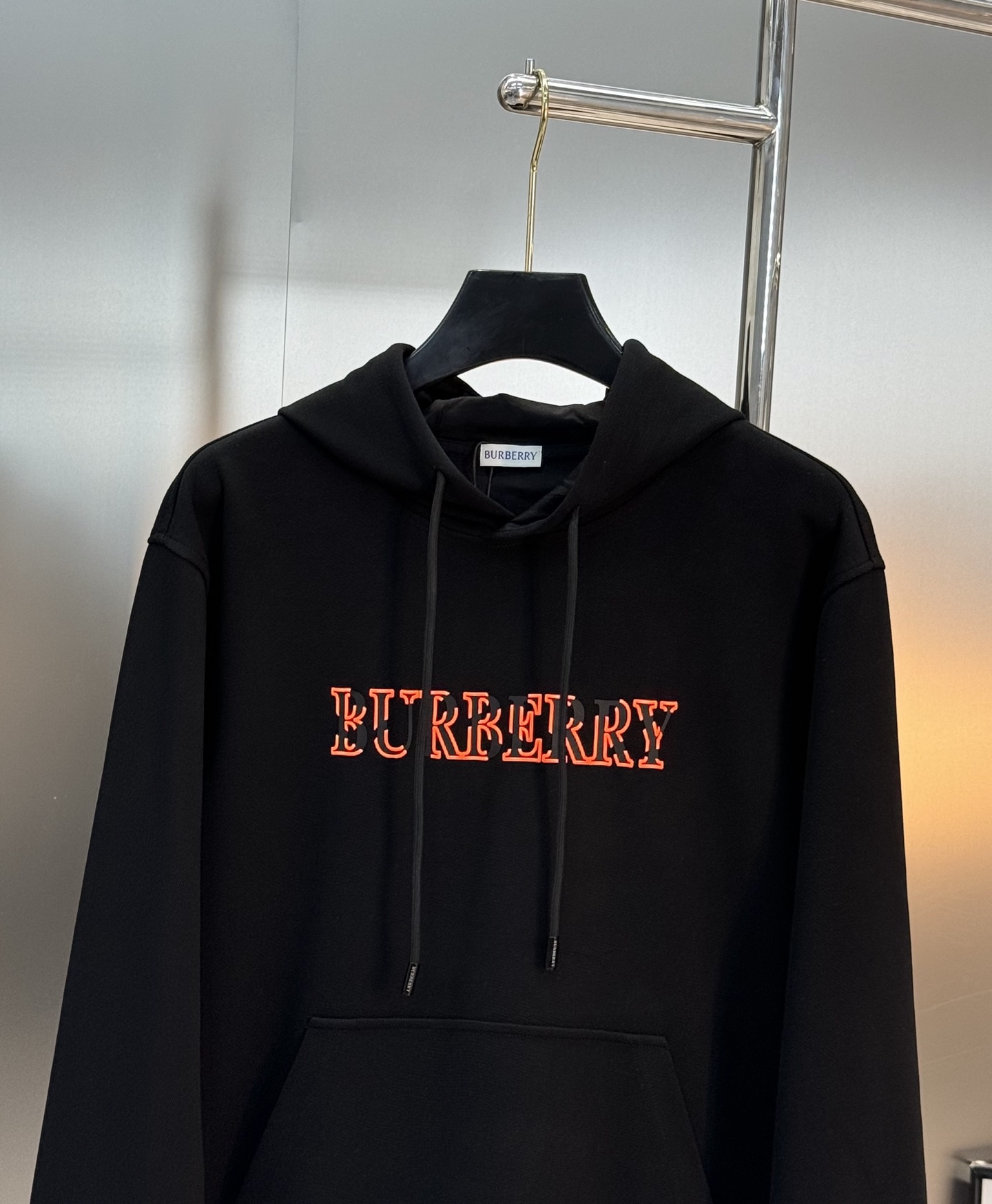 Burberry巴宝莉连帽卫衣，男女同款！柔软棉质面料，穿着舒适又透气!正面红色品牌字母+火焰色彩图案，