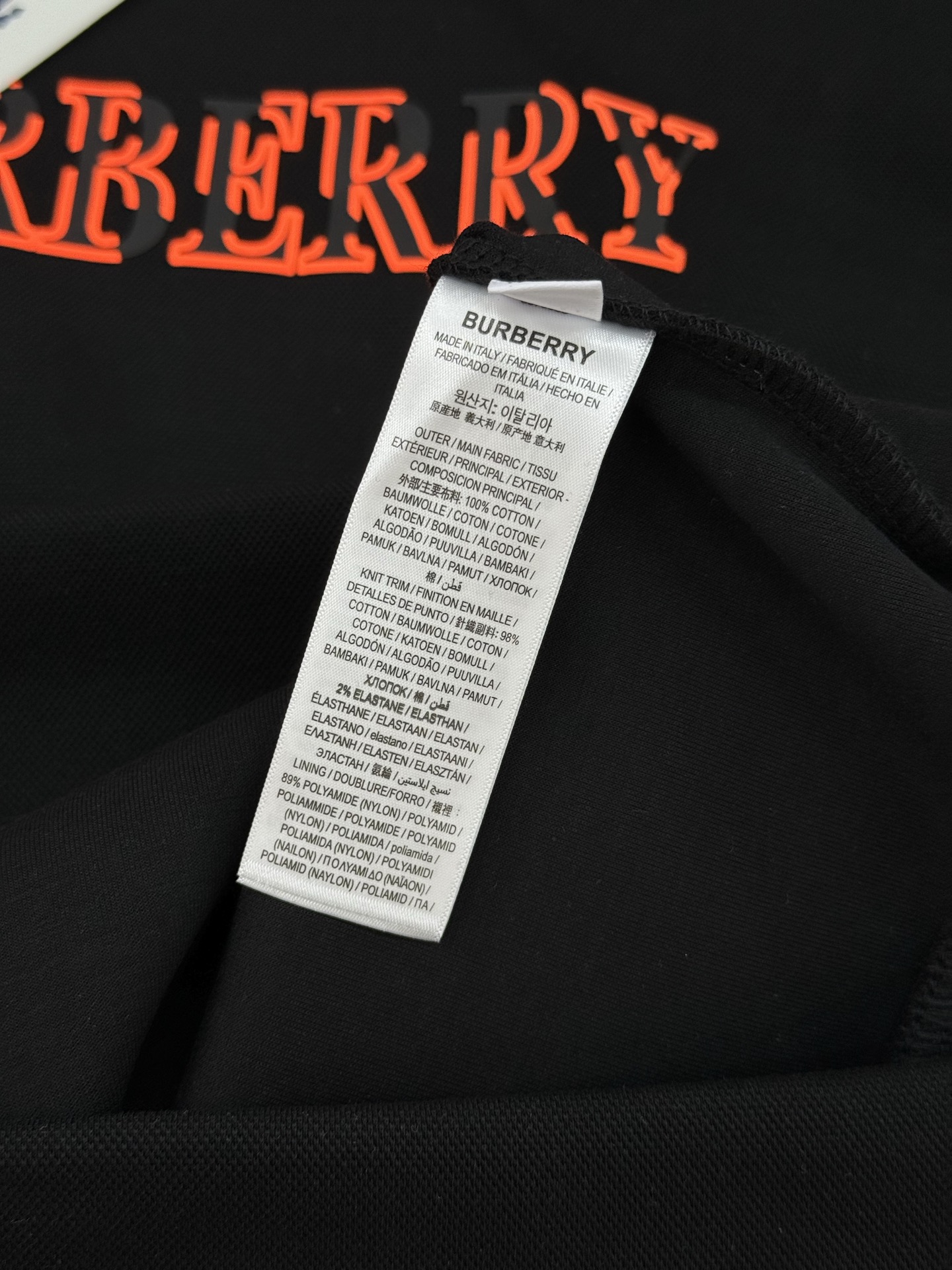 Burberry巴宝莉连帽卫衣，男女同款！柔软棉质面料，穿着舒适又透气!正面红色品牌字母+火焰色彩图案，