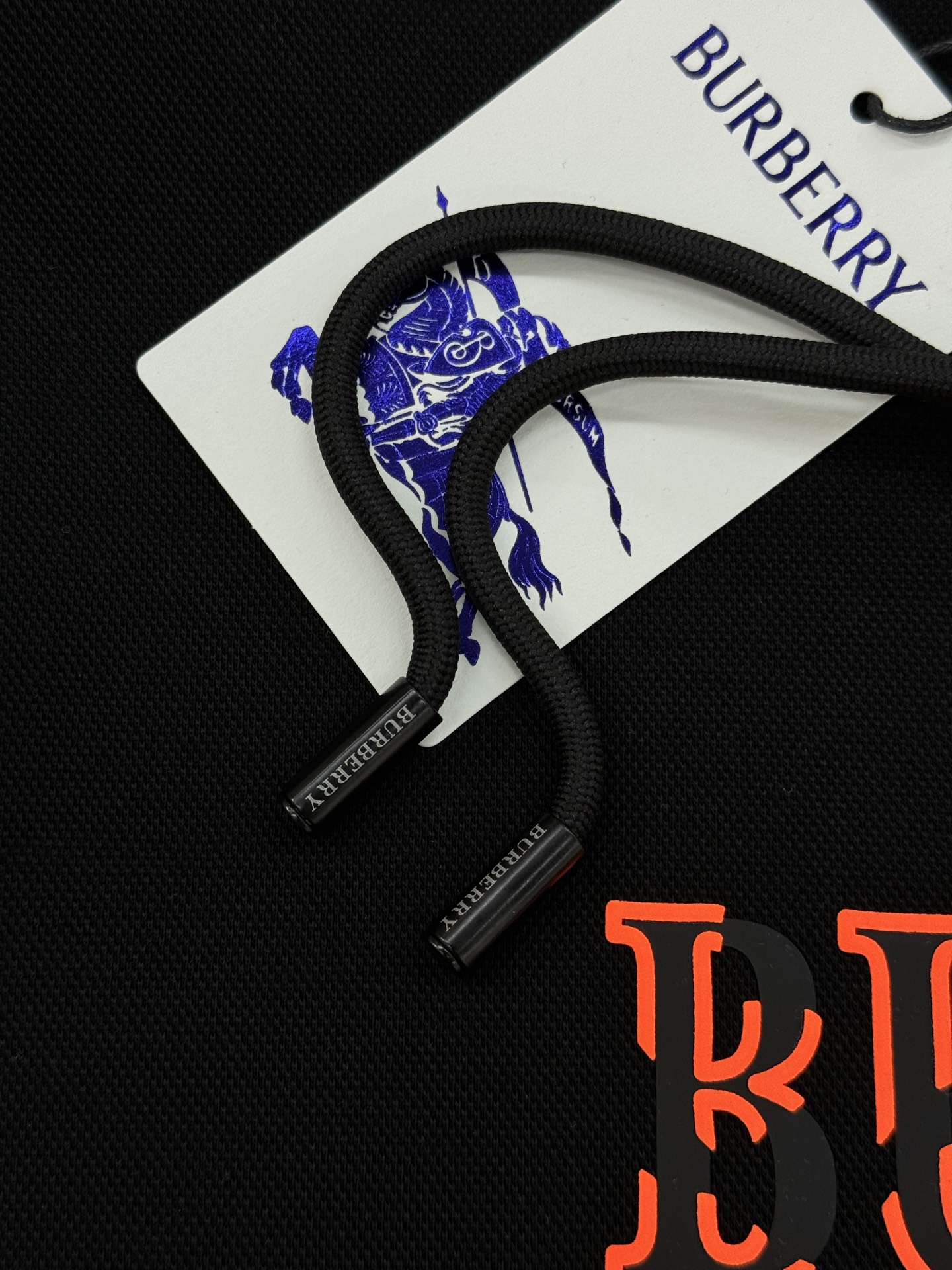 Burberry巴宝莉连帽卫衣，男女同款！柔软棉质面料，穿着舒适又透气!正面红色品牌字母+火焰色彩图案，