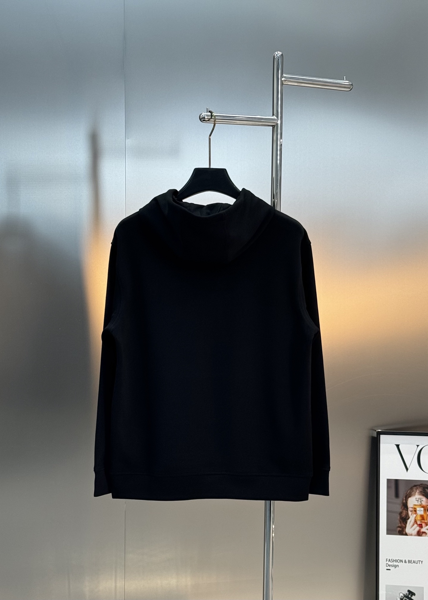 Burberry巴宝莉连帽卫衣，男女同款！柔软棉质面料，穿着舒适又透气!正面红色品牌字母+火焰色彩图案，