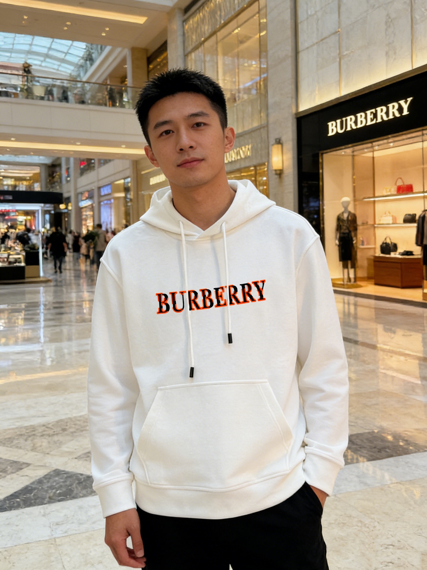 Burberry巴宝莉连帽卫衣，男女同款！柔软棉质面料，穿着舒适又透气!正面红色品牌字母+火焰色彩图案，