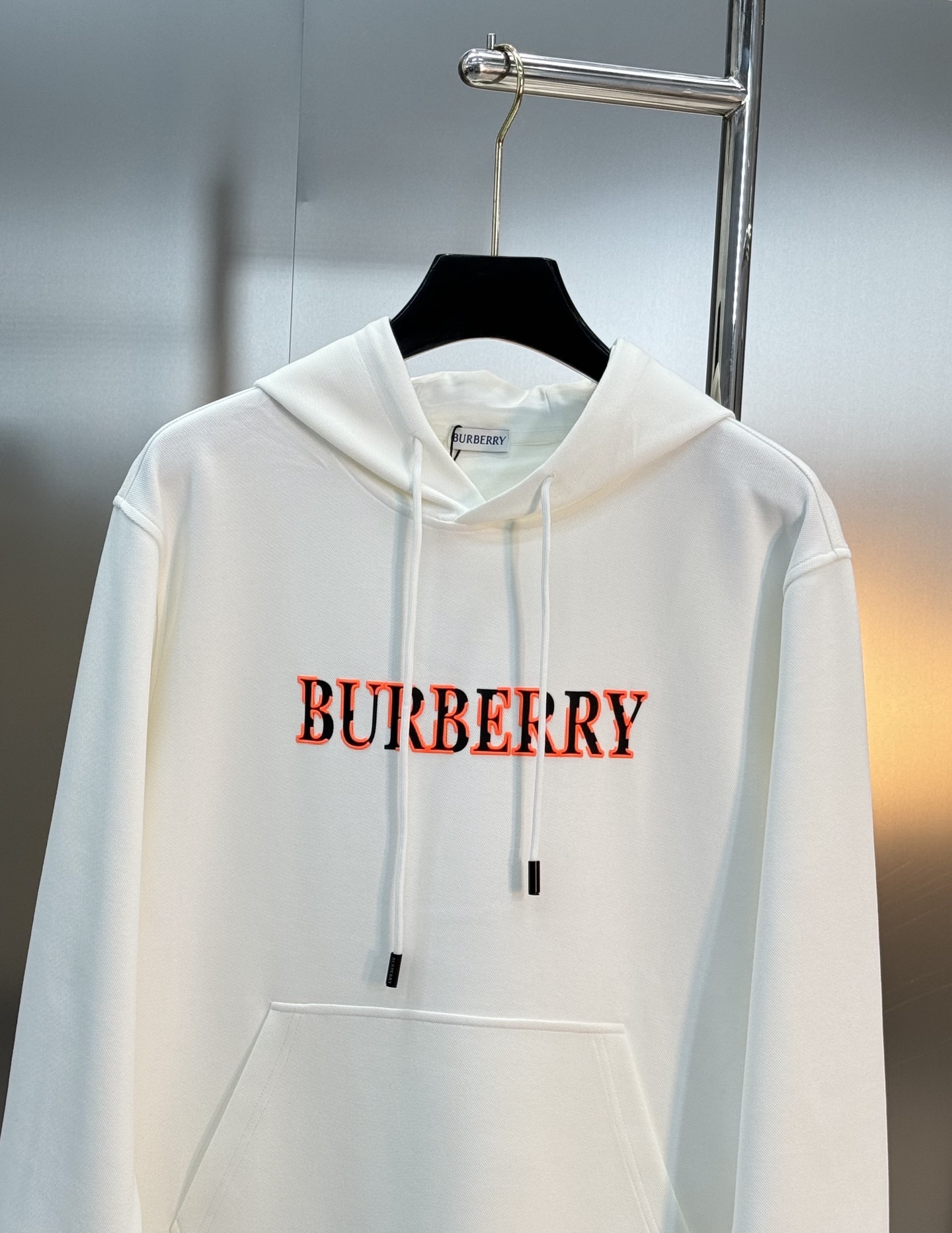 Burberry巴宝莉连帽卫衣，男女同款！柔软棉质面料，穿着舒适又透气!正面红色品牌字母+火焰色彩图案，