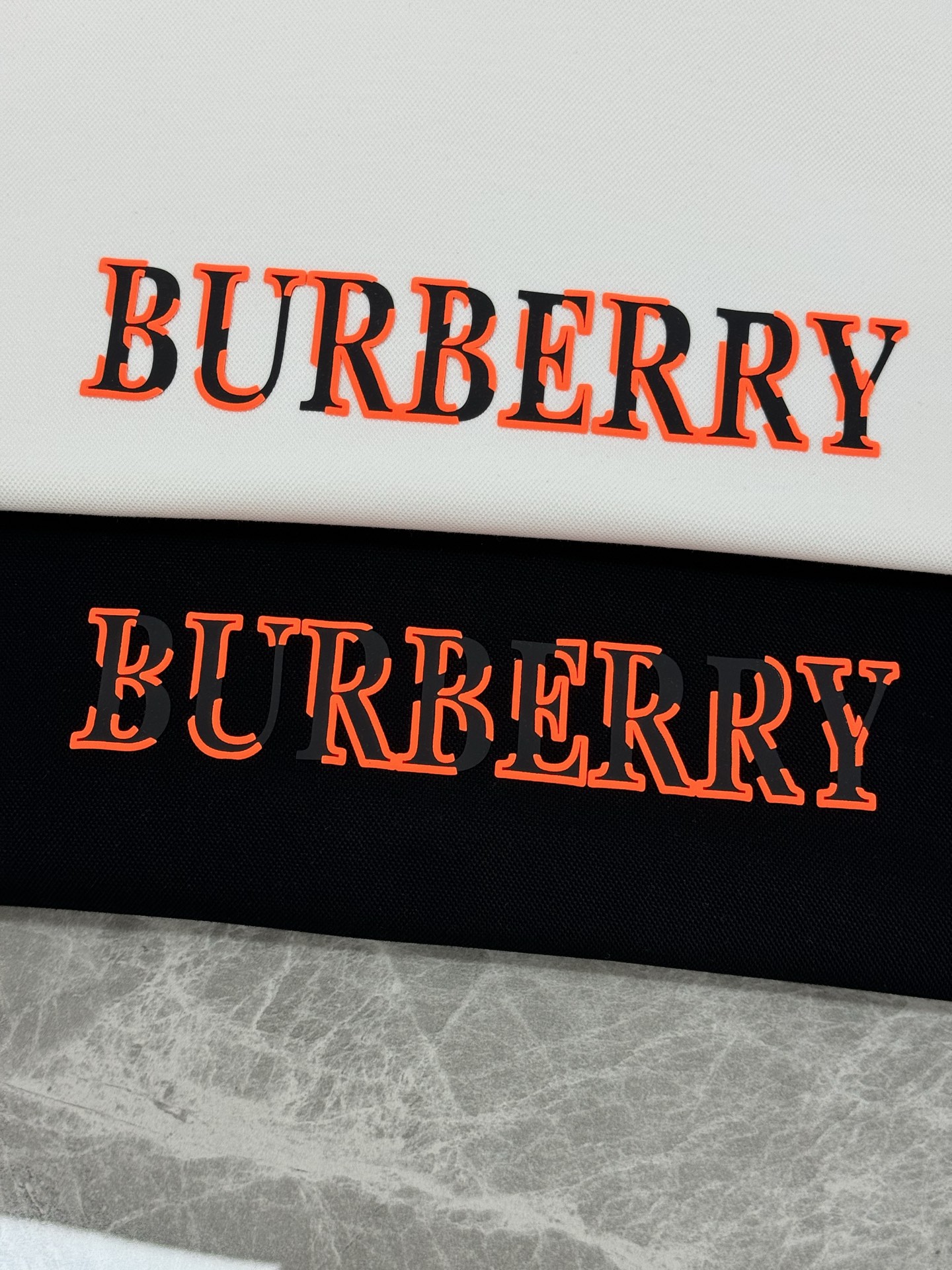 Burberry巴宝莉连帽卫衣，男女同款！柔软棉质面料，穿着舒适又透气!正面红色品牌字母+火焰色彩图案，