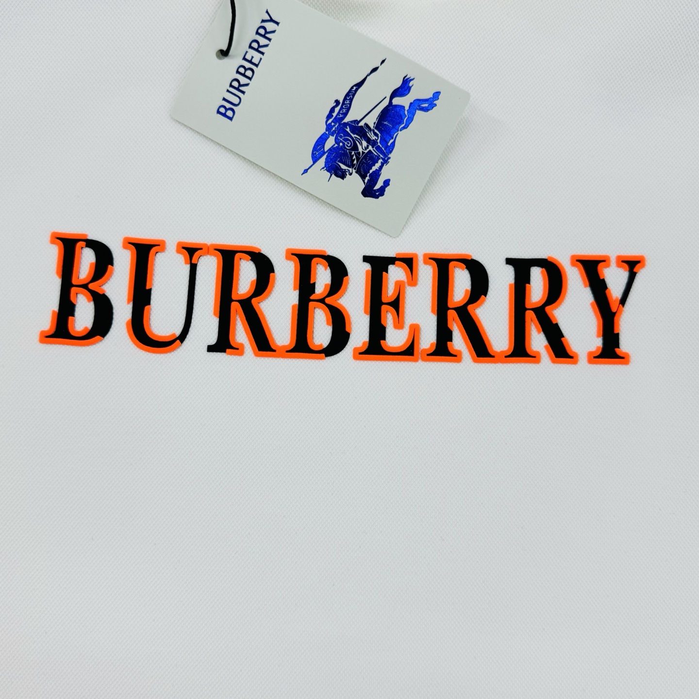 Burberry巴宝莉连帽卫衣，男女同款！柔软棉质面料，穿着舒适又透气!正面红色品牌字母+火焰色彩图案，