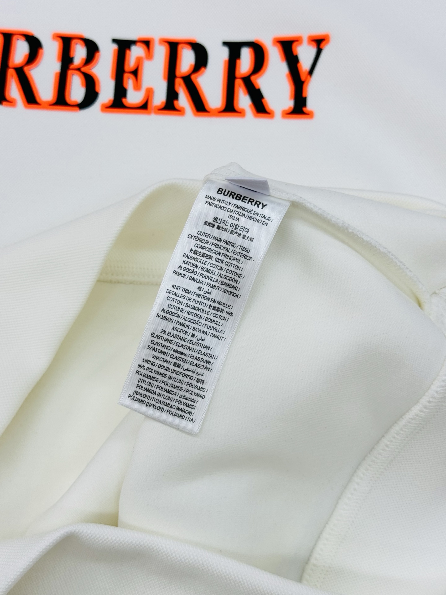 Burberry巴宝莉连帽卫衣，男女同款！柔软棉质面料，穿着舒适又透气!正面红色品牌字母+火焰色彩图案，