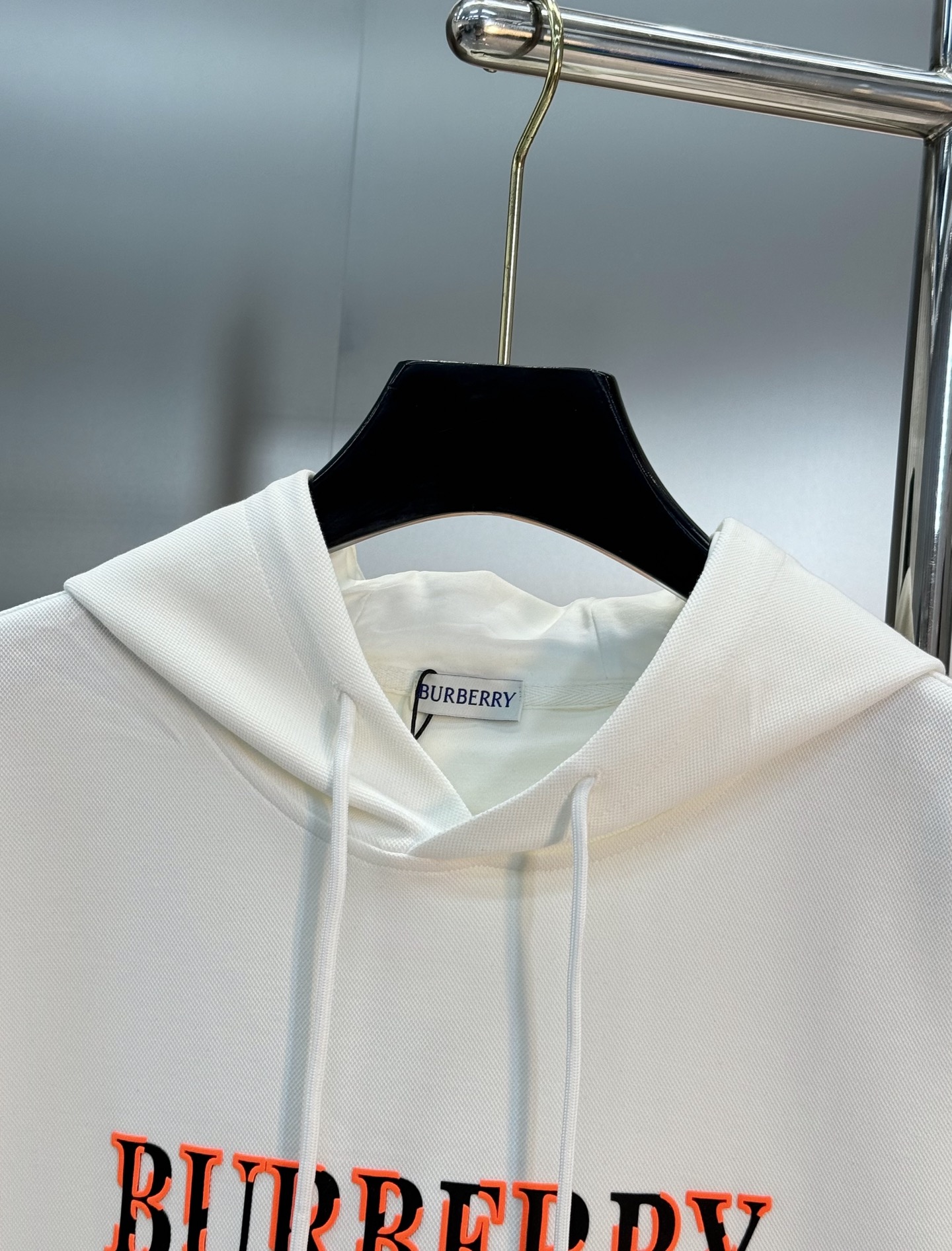 Burberry巴宝莉连帽卫衣，男女同款！柔软棉质面料，穿着舒适又透气!正面红色品牌字母+火焰色彩图案，