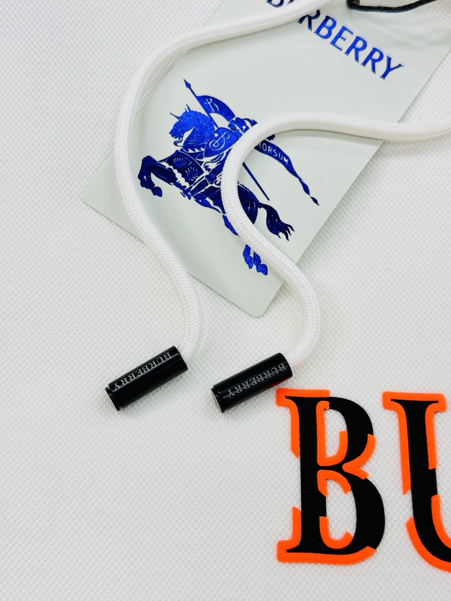 Burberry巴宝莉连帽卫衣，男女同款！柔软棉质面料，穿着舒适又透气!正面红色品牌字母+火焰色彩图案，