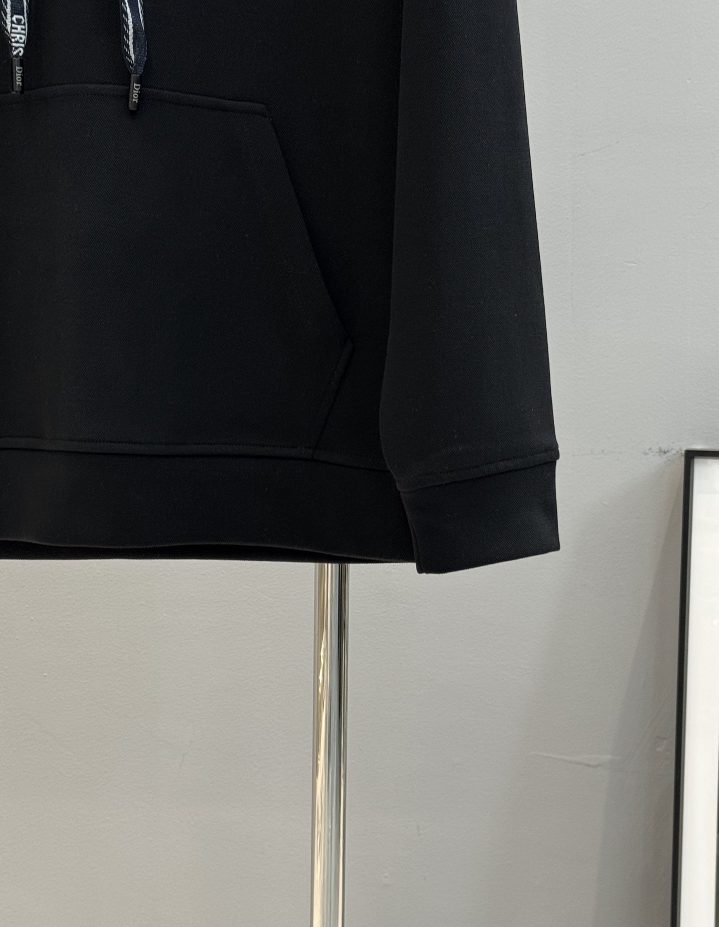 Dior迪奥新款连帽卫衣，黑白两色可选，天丝棉质面料，穿着舒适又透气计。正面“DIOR”字母印花+品牌标