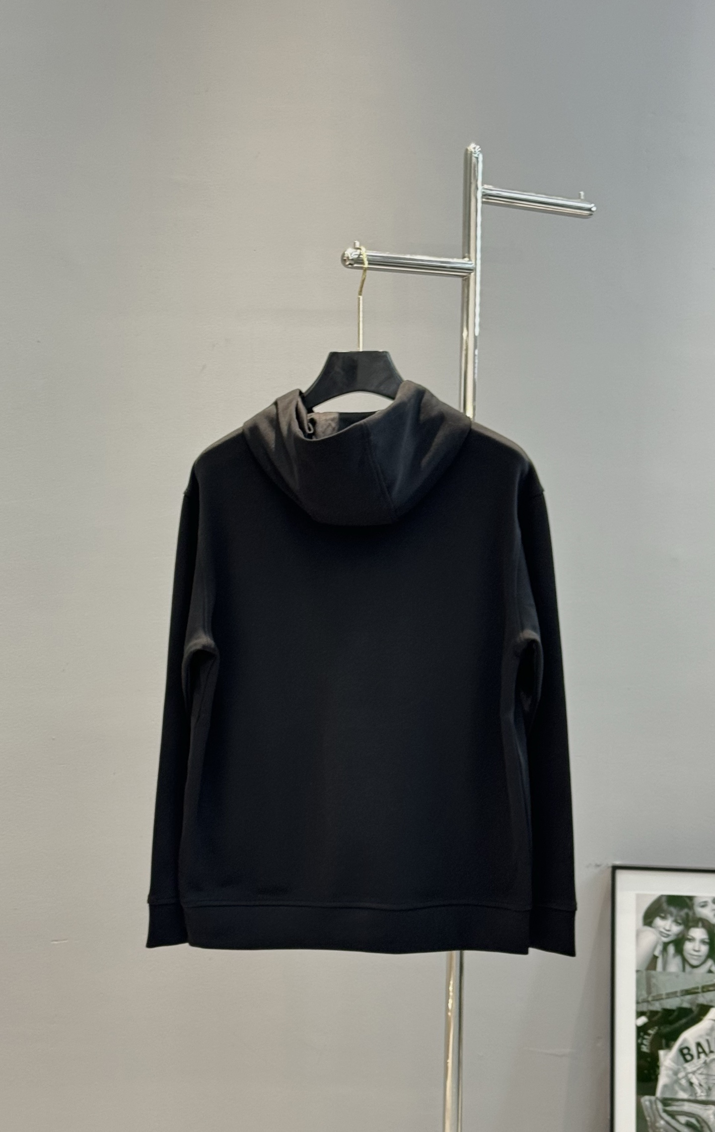 Dior迪奥新款连帽卫衣，黑白两色可选，天丝棉质面料，穿着舒适又透气计。正面“DIOR”字母印花+品牌标