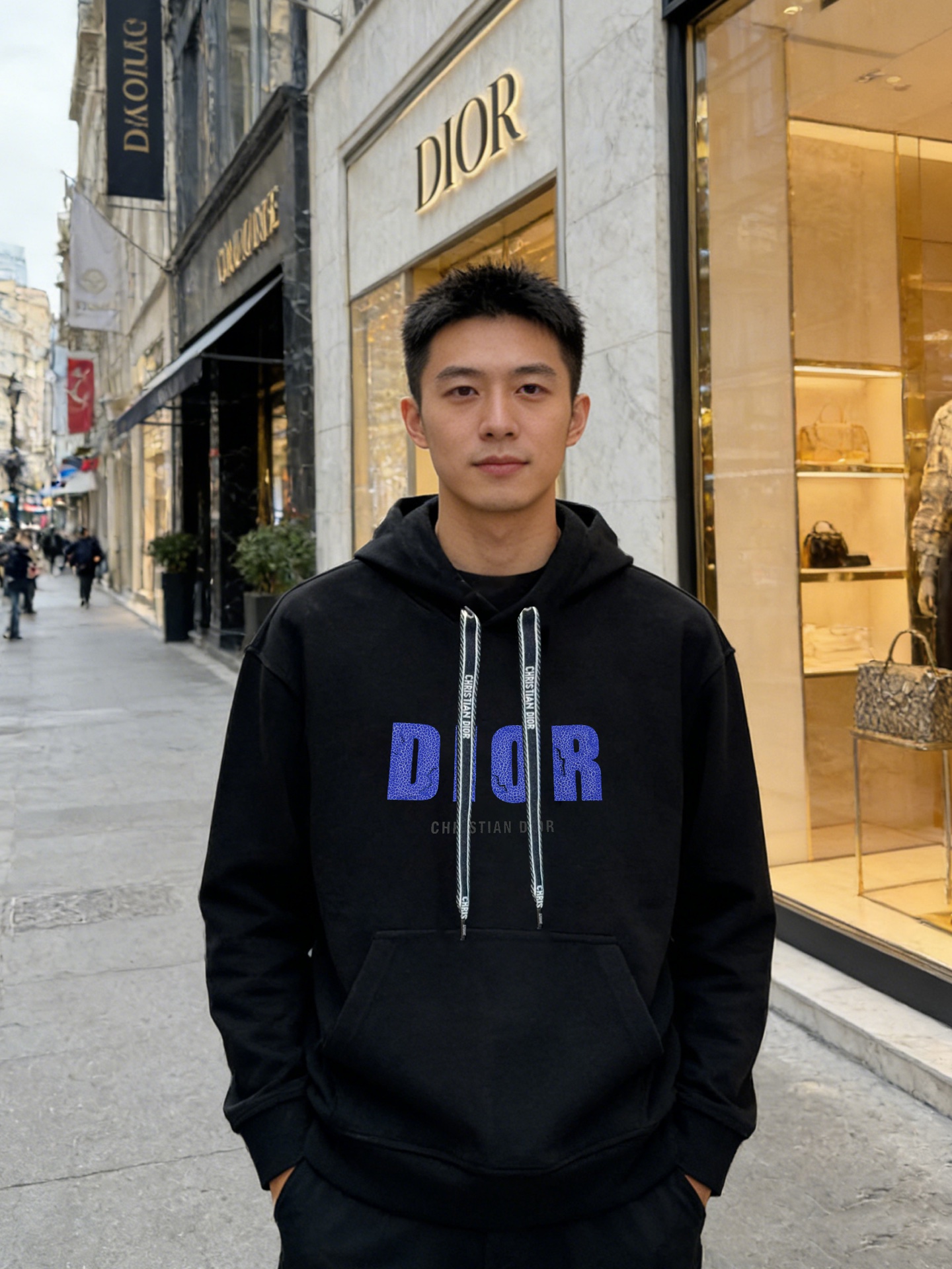 Dior迪奥新款连帽卫衣，黑白两色可选，天丝棉质面料，穿着舒适又透气计。正面“DIOR”字母印花+品牌标