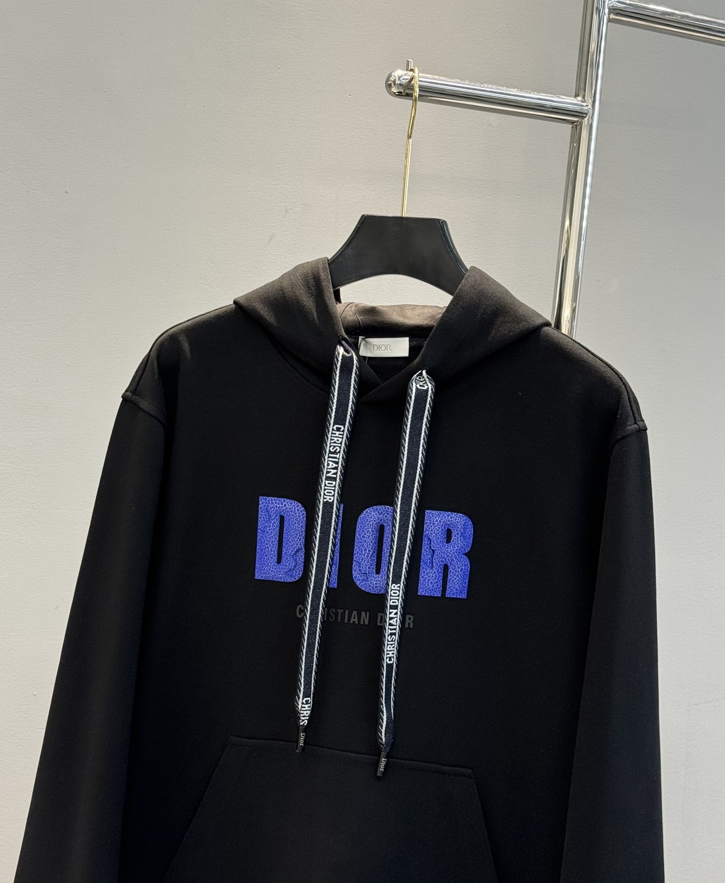 Dior迪奥新款连帽卫衣，黑白两色可选，天丝棉质面料，穿着舒适又透气计。正面“DIOR”字母印花+品牌标