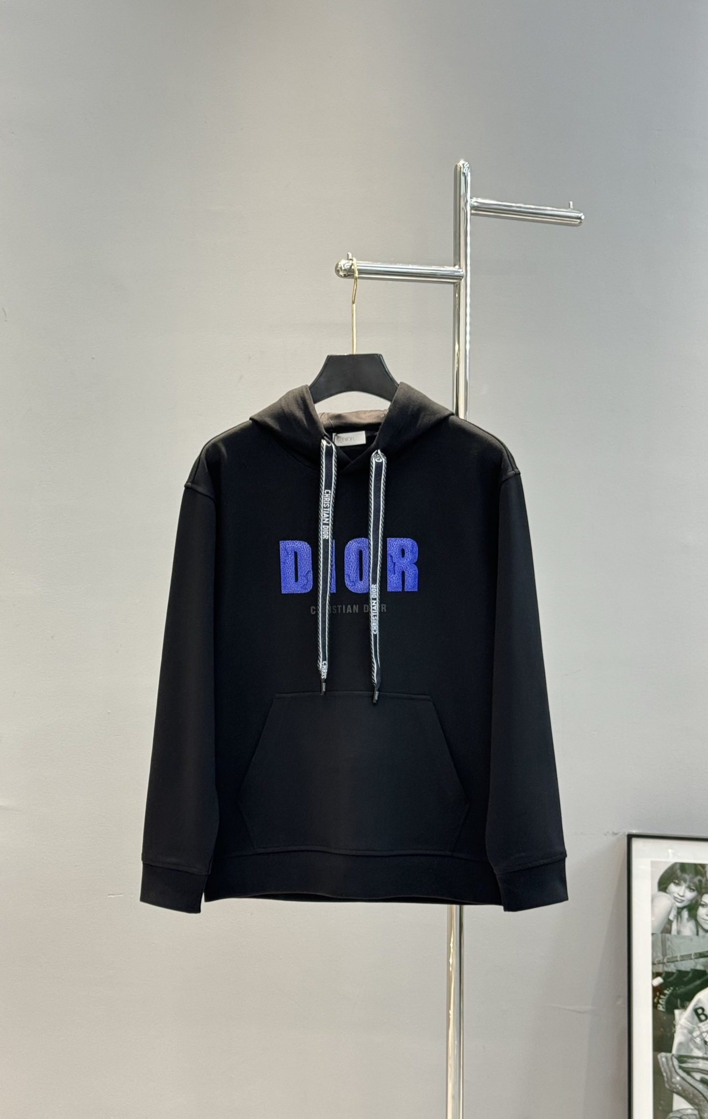 Dior迪奥新款连帽卫衣，黑白两色可选，天丝棉质面料，穿着舒适又透气计。正面“DIOR”字母印花+品牌标