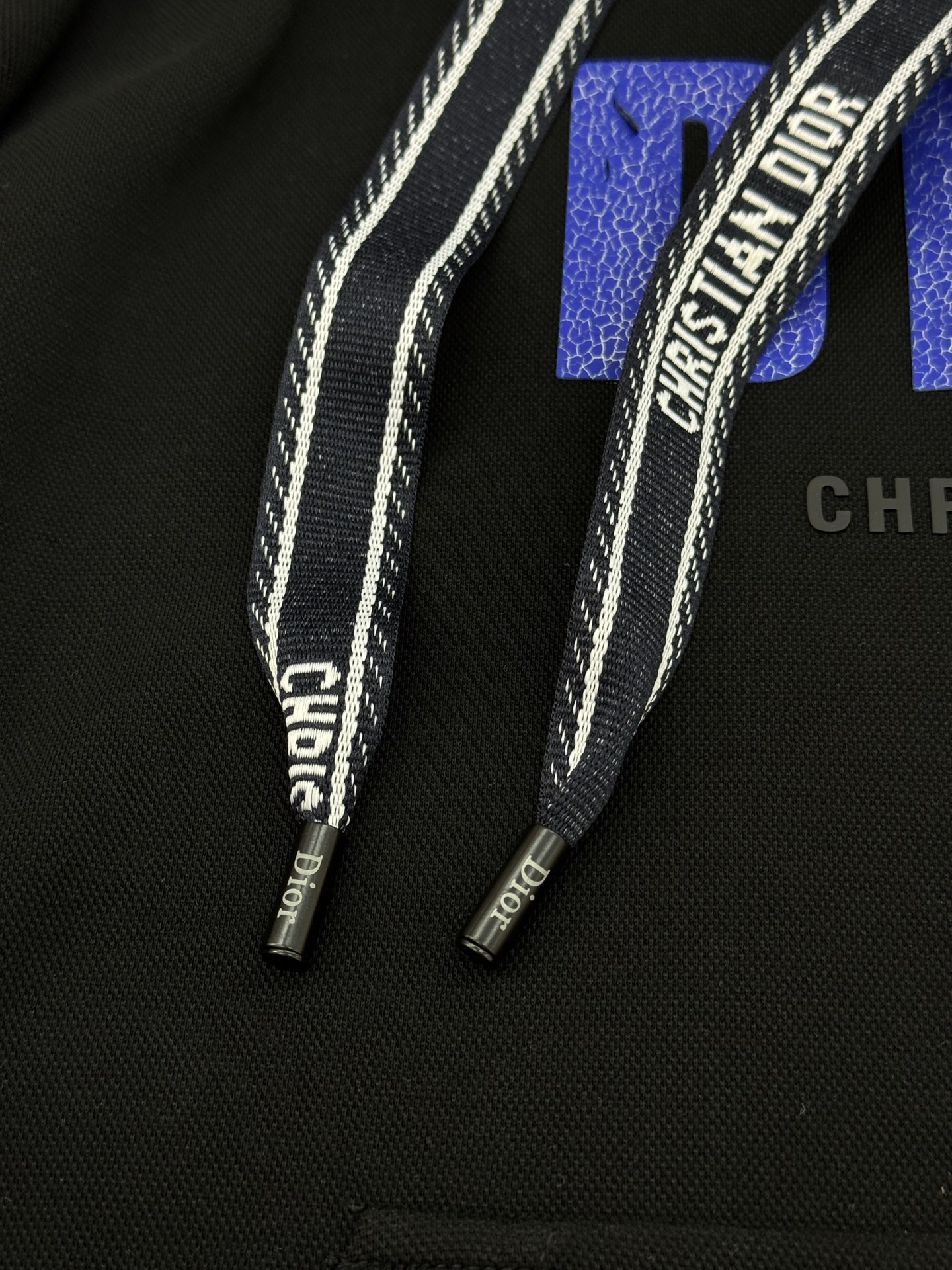 Dior迪奥新款连帽卫衣，黑白两色可选，天丝棉质面料，穿着舒适又透气计。正面“DIOR”字母印花+品牌标