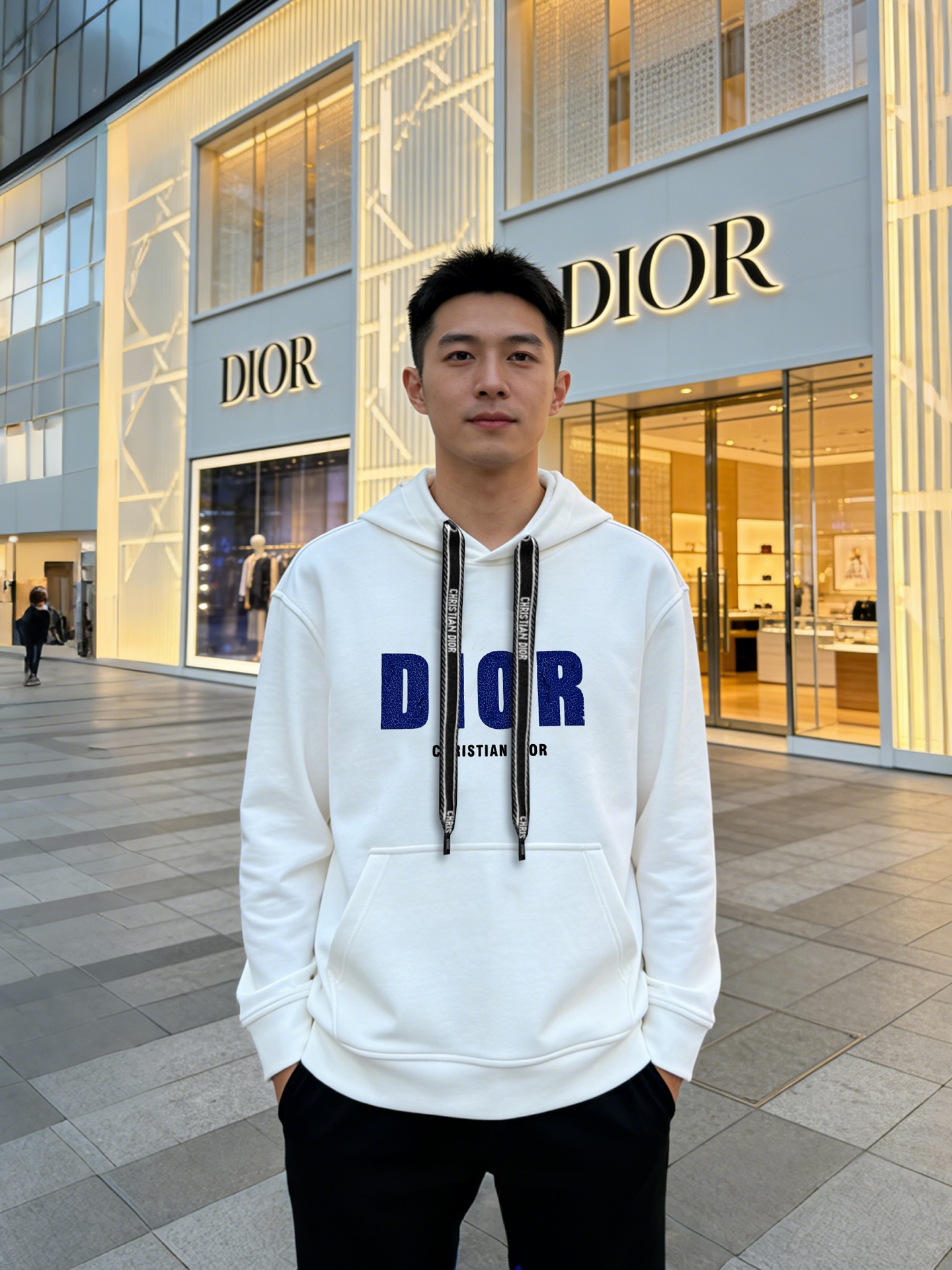 Dior迪奥新款连帽卫衣，黑白两色可选，天丝棉质面料，穿着舒适又透气计。正面“DIOR”字母印花+品牌标