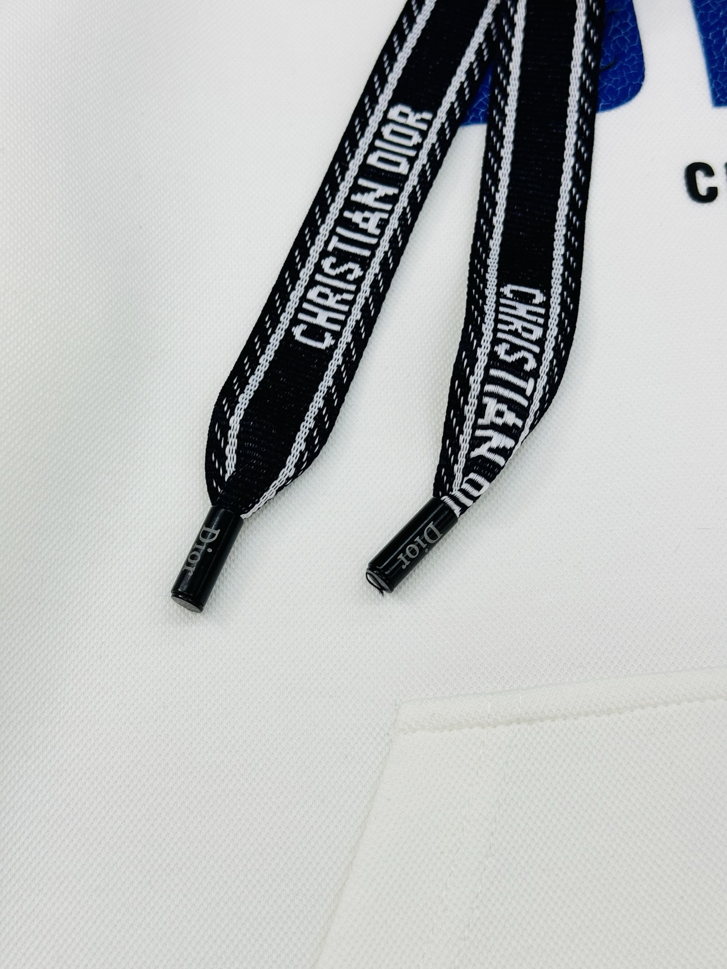 Dior迪奥新款连帽卫衣，黑白两色可选，天丝棉质面料，穿着舒适又透气计。正面“DIOR”字母印花+品牌标