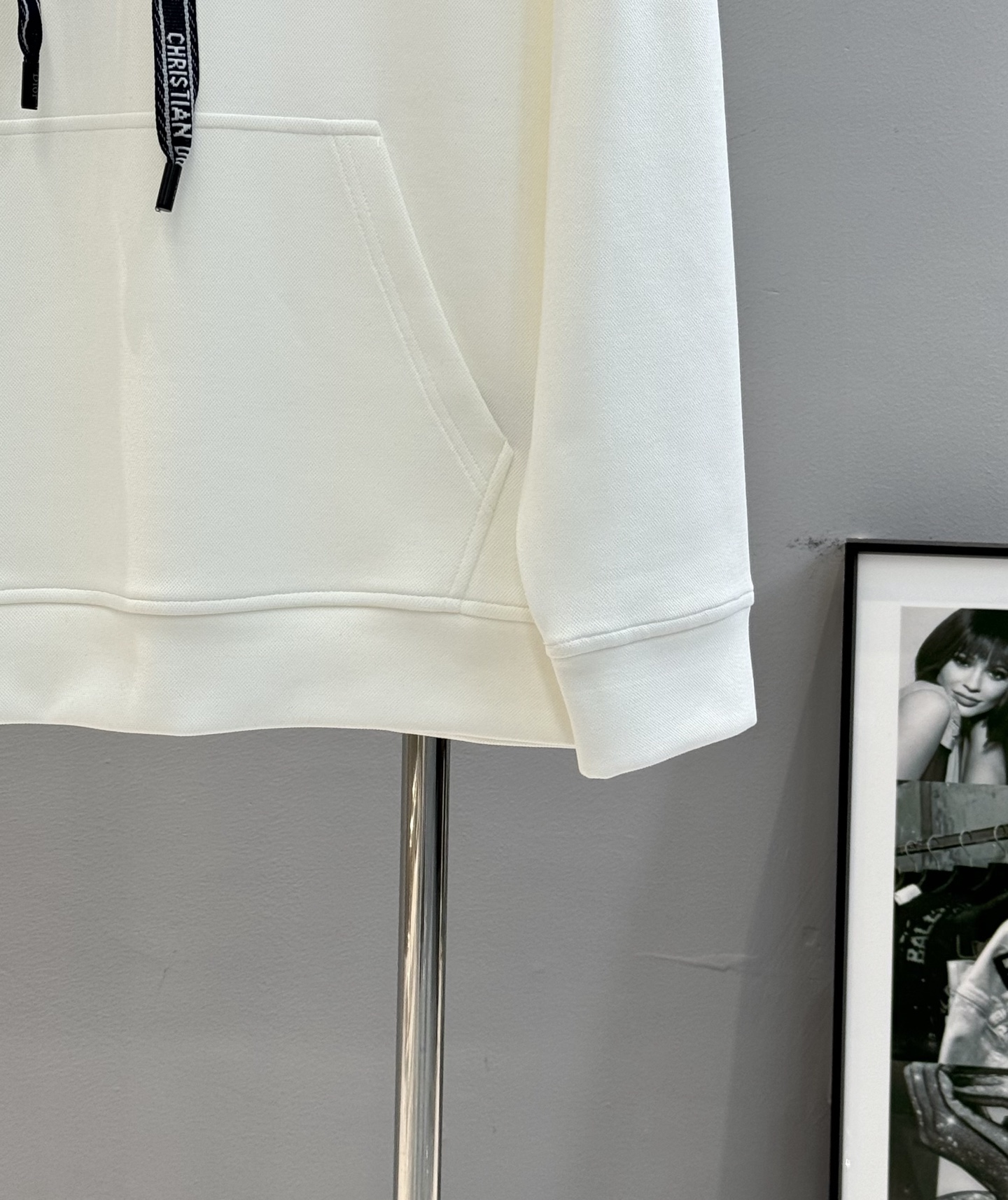 Dior迪奥新款连帽卫衣，黑白两色可选，天丝棉质面料，穿着舒适又透气计。正面“DIOR”字母印花+品牌标