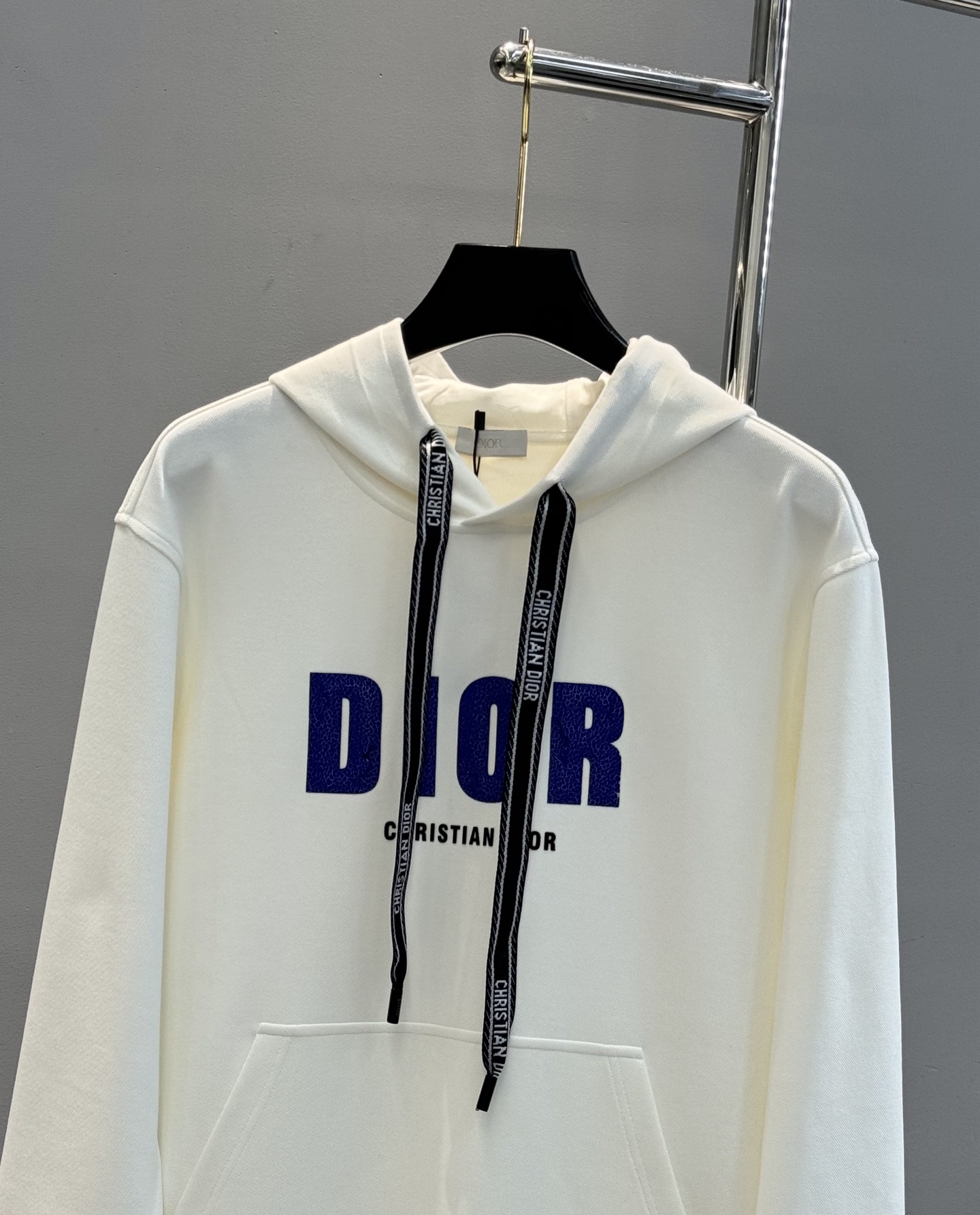 Dior迪奥新款连帽卫衣，黑白两色可选，天丝棉质面料，穿着舒适又透气计。正面“DIOR”字母印花+品牌标