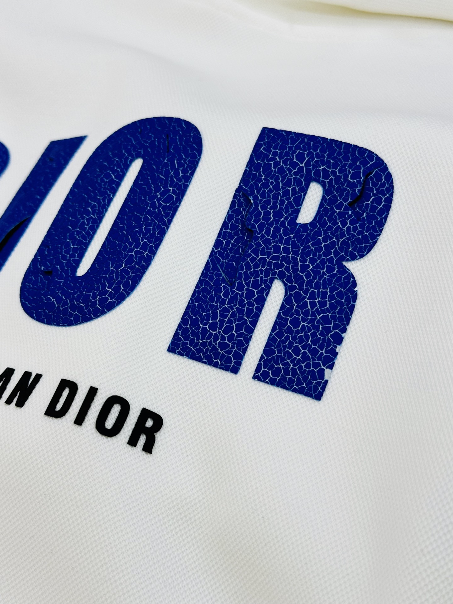 Dior迪奥新款连帽卫衣，黑白两色可选，天丝棉质面料，穿着舒适又透气计。正面“DIOR”字母印花+品牌标