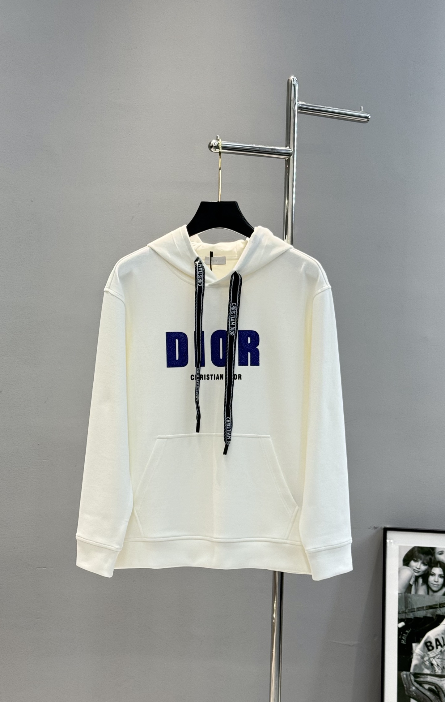 Dior迪奥新款连帽卫衣，黑白两色可选，天丝棉质面料，穿着舒适又透气计。正面“DIOR”字母印花+品牌标