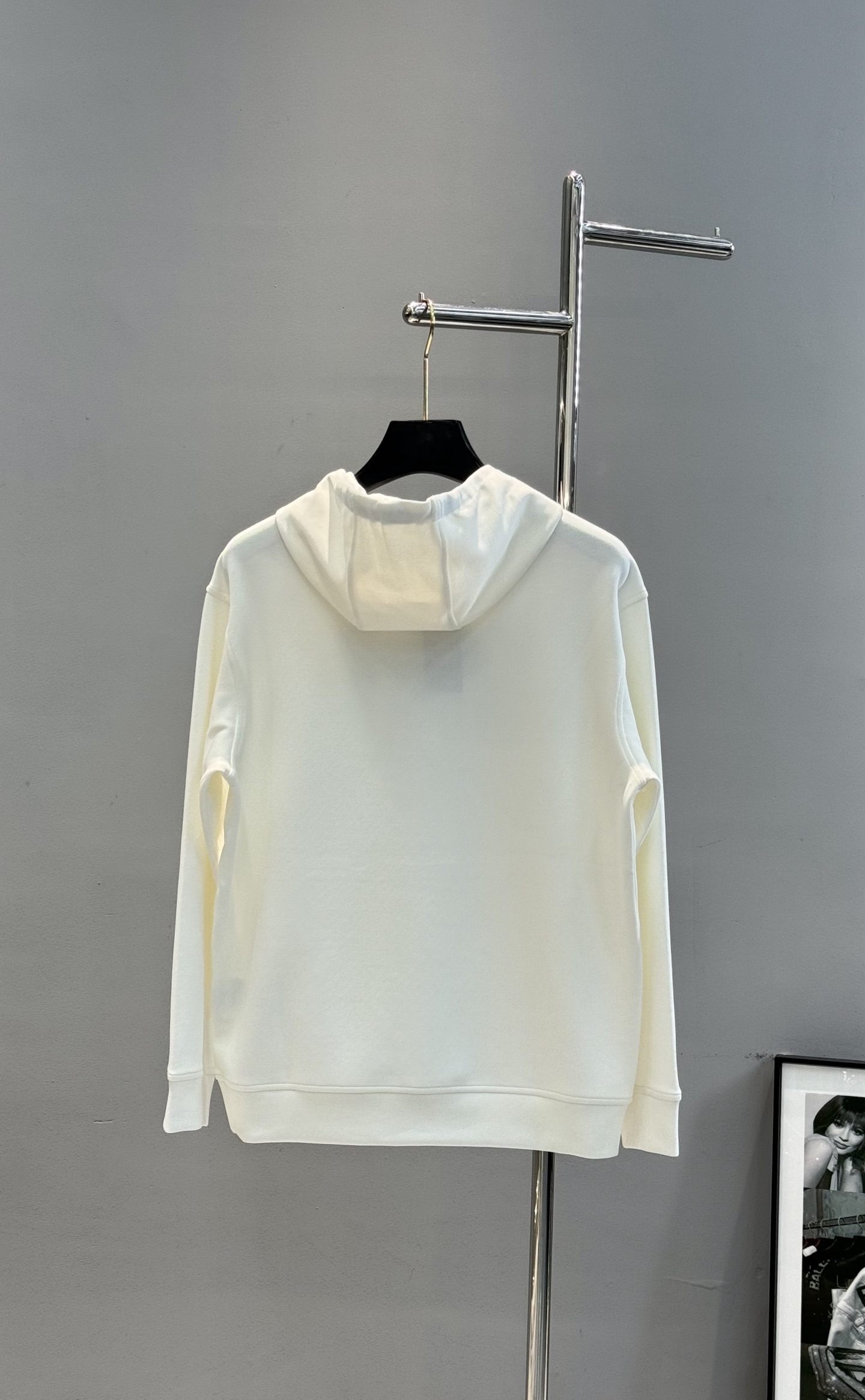 Dior迪奥新款连帽卫衣，黑白两色可选，天丝棉质面料，穿着舒适又透气计。正面“DIOR”字母印花+品牌标