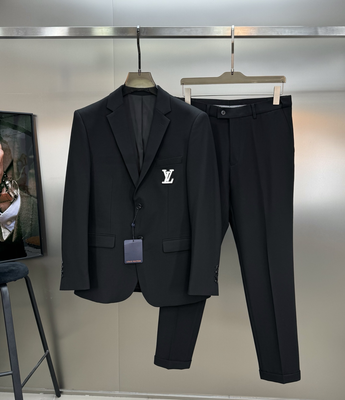 驴牌*路易威登25s新款男士商务套西！超高端顶尖一线成衣手工系列，西装领域里的佼佼者，世界公认的顶级面料