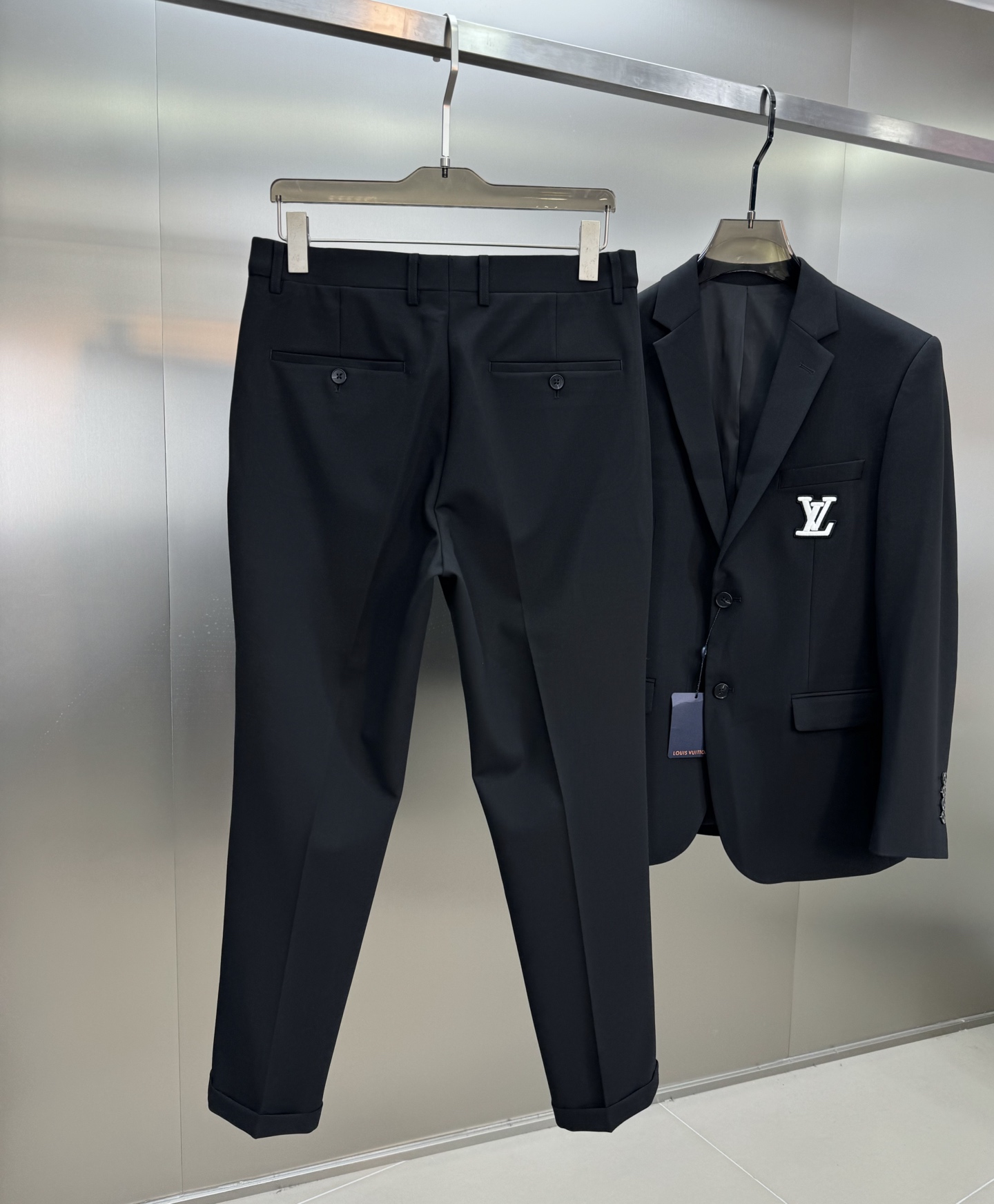 驴牌*路易威登25s新款男士商务套西！超高端顶尖一线成衣手工系列，西装领域里的佼佼者，世界公认的顶级面料