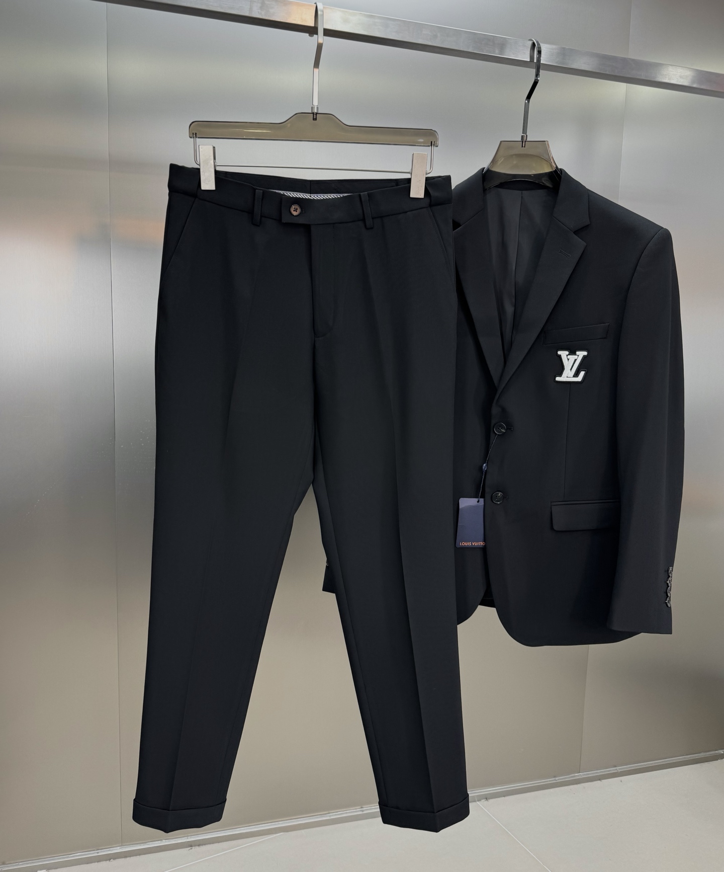 驴牌*路易威登25s新款男士商务套西！超高端顶尖一线成衣手工系列，西装领域里的佼佼者，世界公认的顶级面料