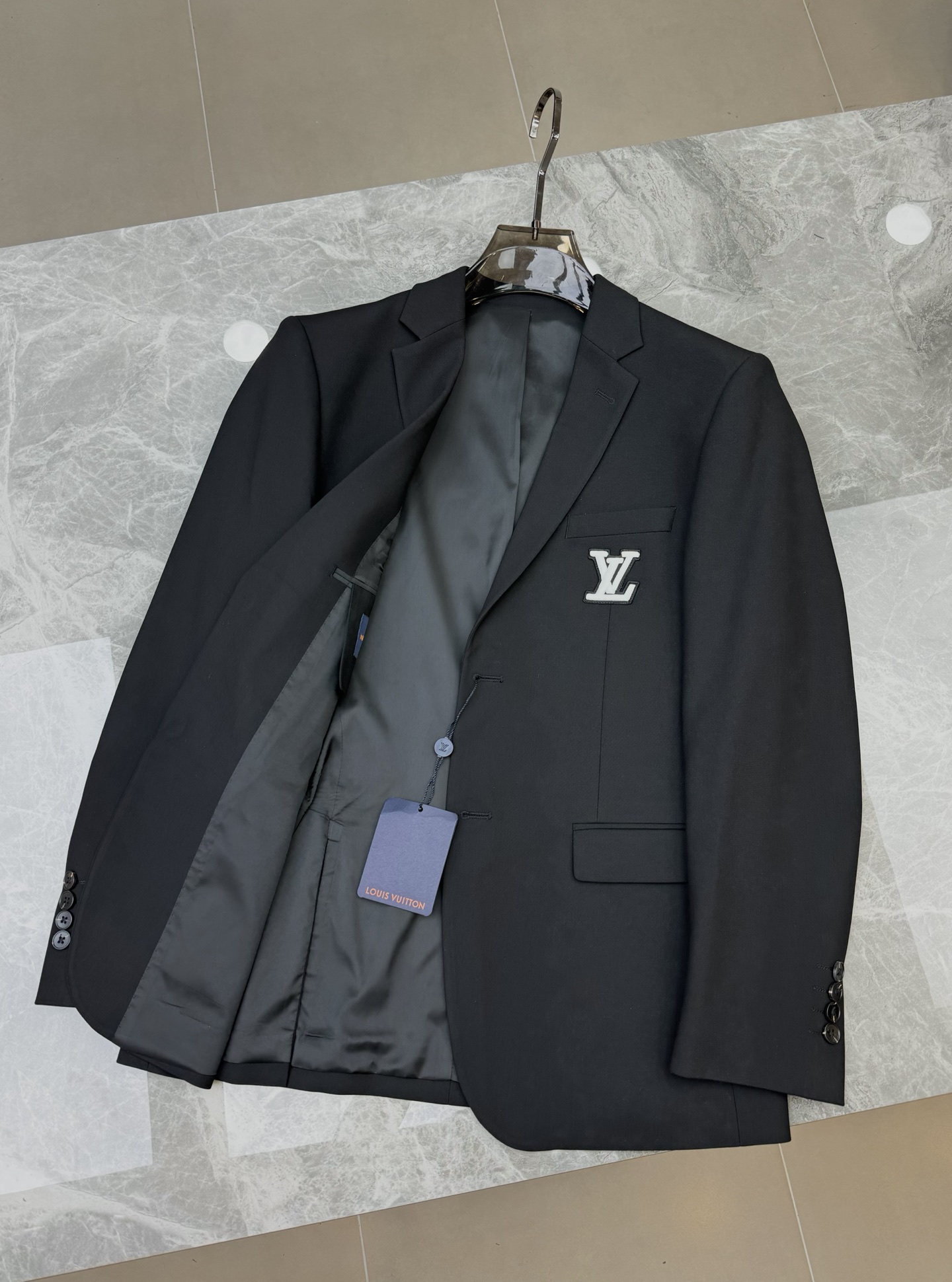 驴牌*路易威登25s新款男士商务套西！超高端顶尖一线成衣手工系列，西装领域里的佼佼者，世界公认的顶级面料