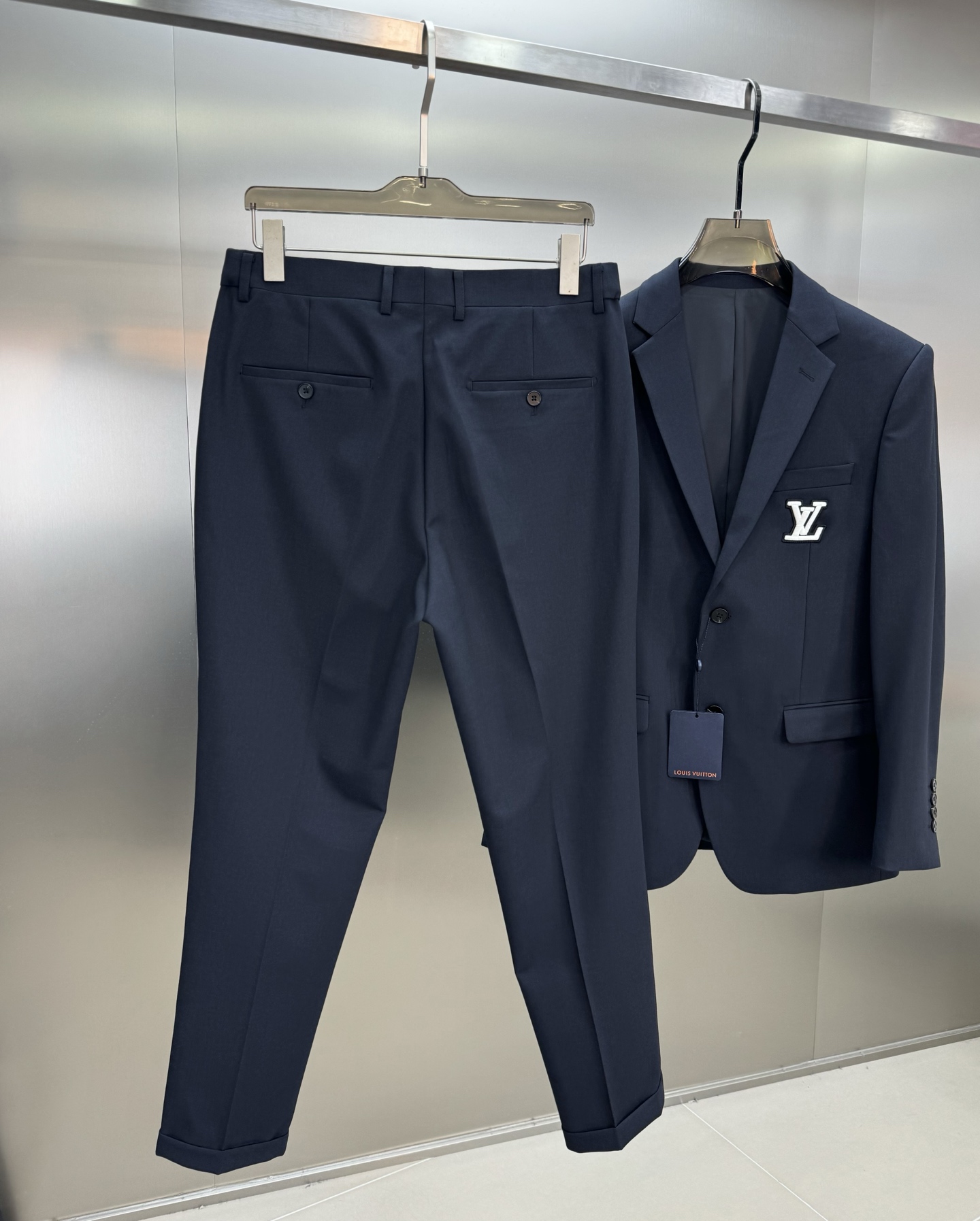 驴牌*路易威登25s新款男士商务套西！超高端顶尖一线成衣手工系列，西装领域里的佼佼者，世界公认的顶级面料