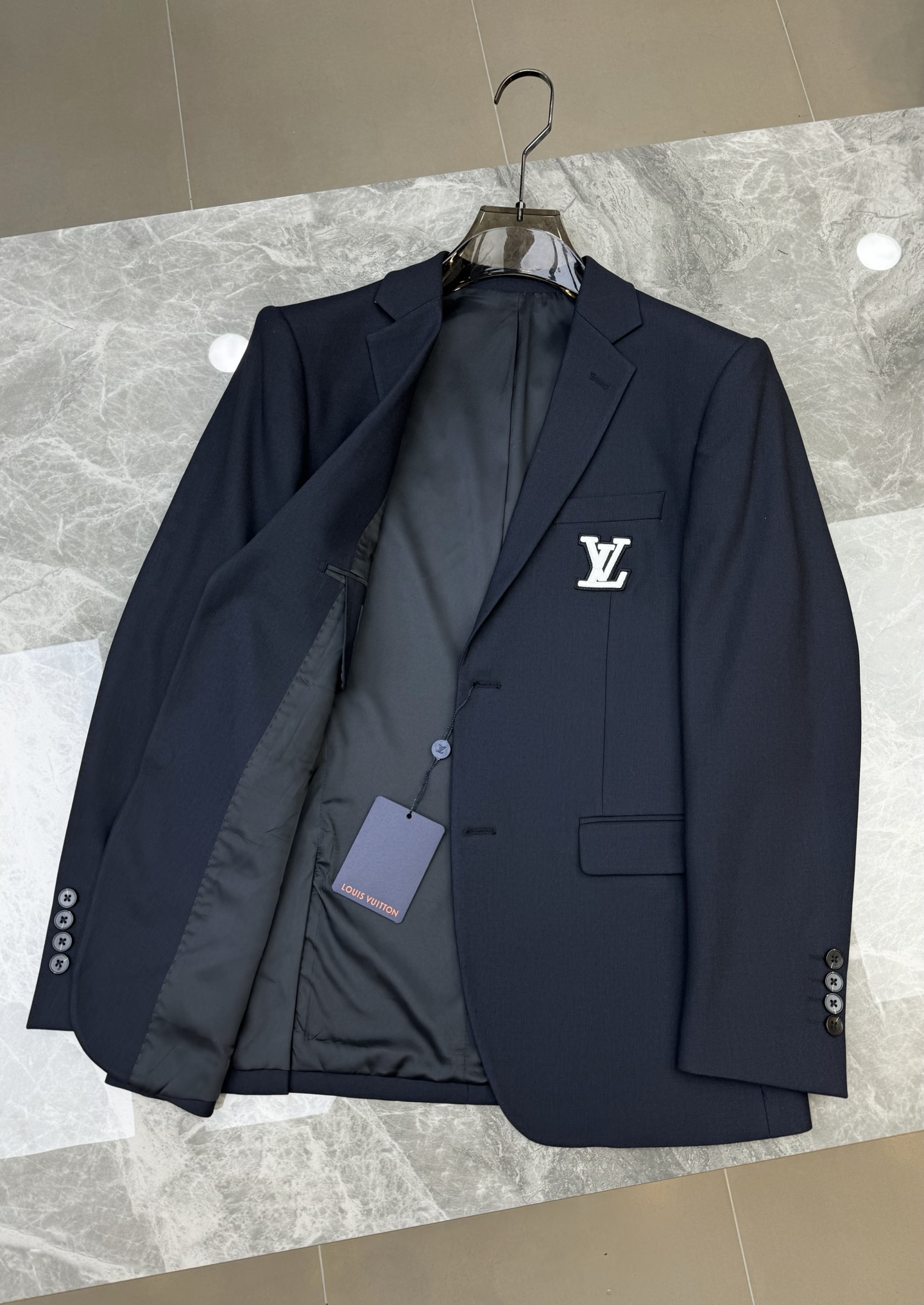 驴牌*路易威登25s新款男士商务套西！超高端顶尖一线成衣手工系列，西装领域里的佼佼者，世界公认的顶级面料